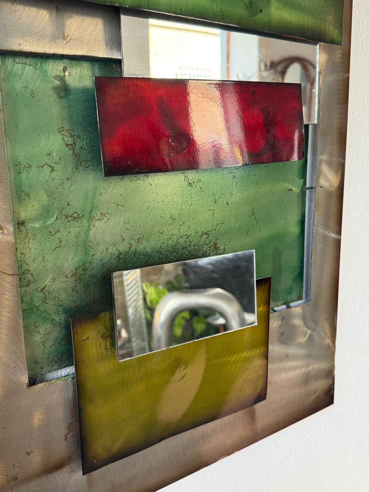 GRAND MIROIR EN MÉTAL "POLYCHROME" — 1970s