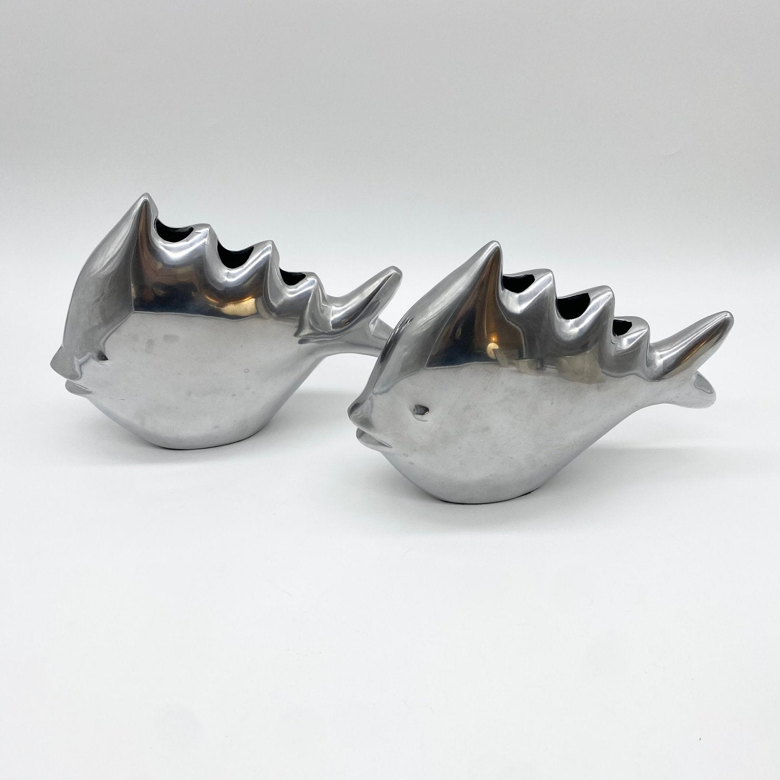 PAIRE DE VASES "POISSON" / FONTE D’ALUMINIUM – 1980s