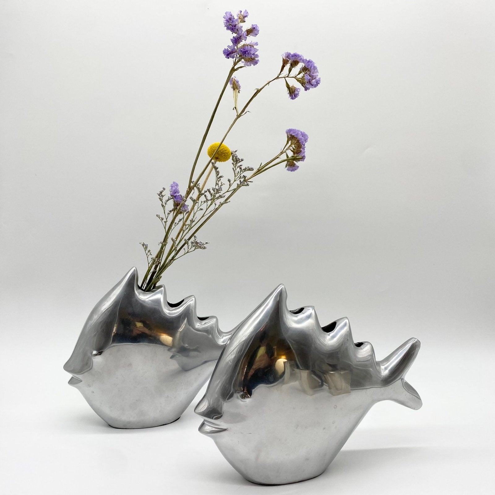 PAIRE DE VASES "POISSON" / FONTE D’ALUMINIUM – 1980s