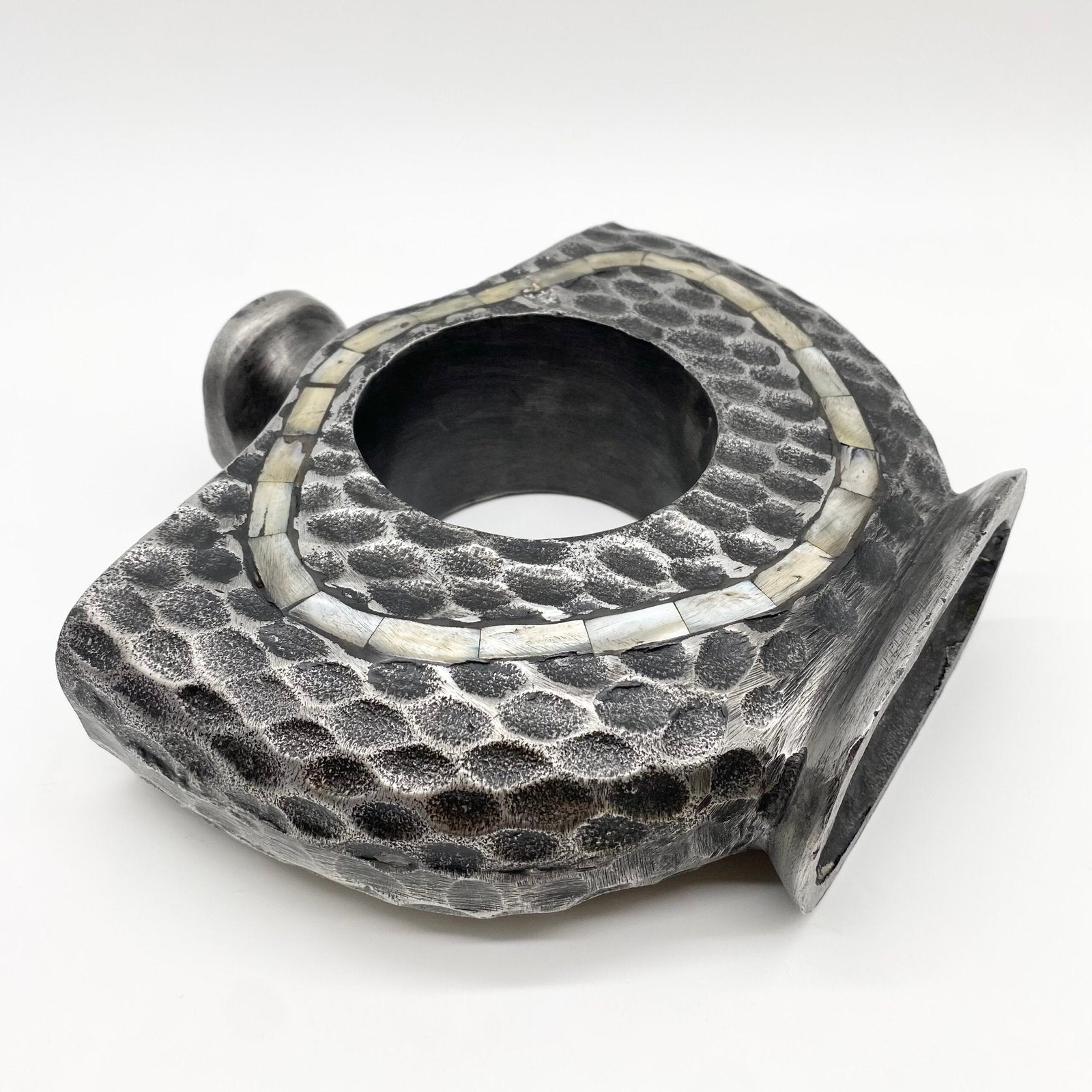 VASE "MARTELÉ  NACRE" / FONTE D’ALUMINIUM – 1980s