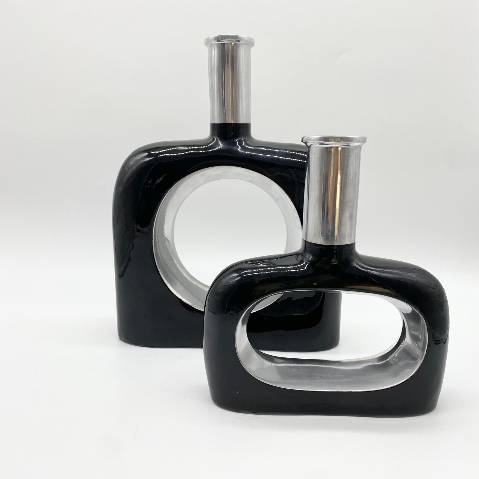 PAIRE DE VASES / FONTE D’ALUMINIUM LAQUÉ NOIR – 1980s
