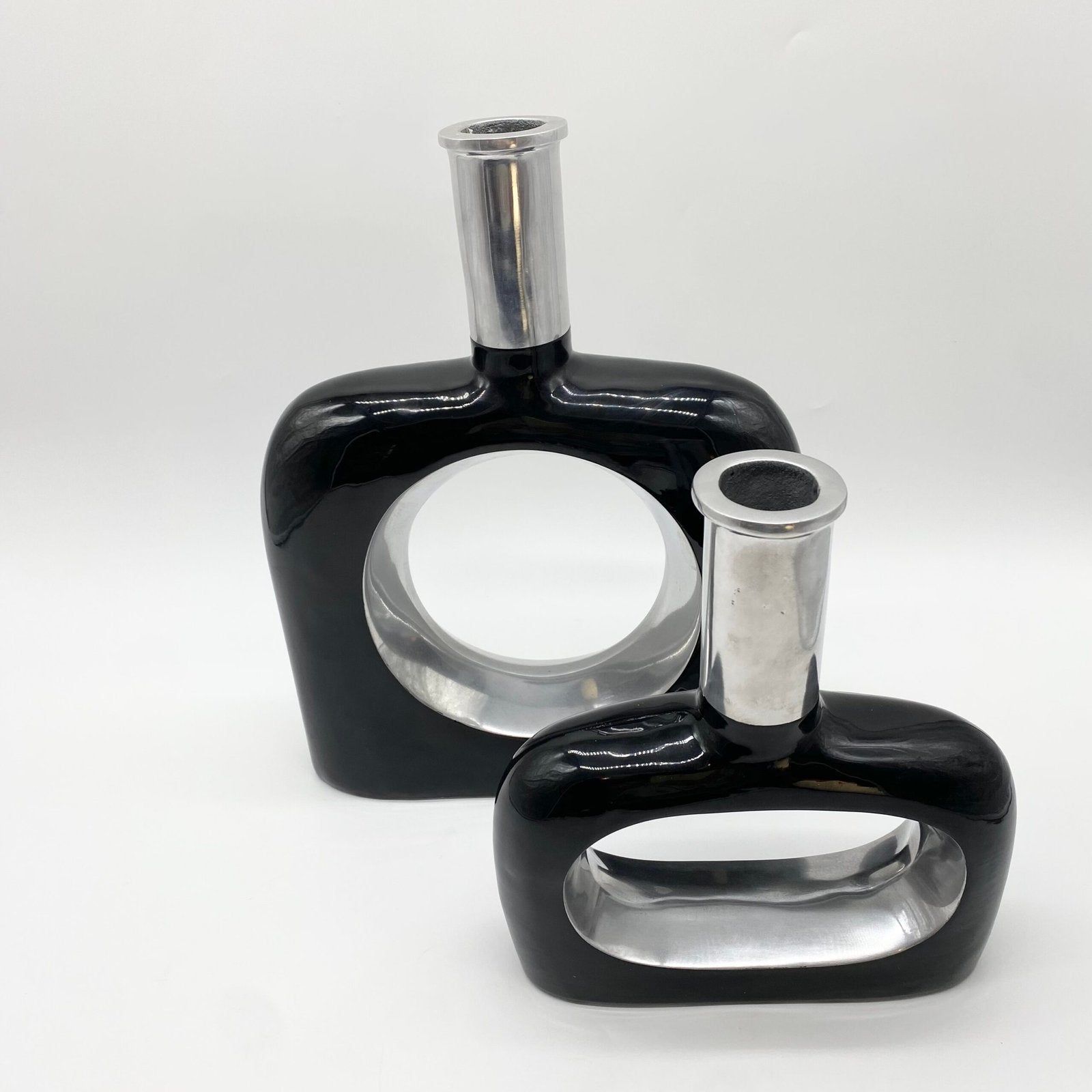 PAIRE DE VASES / FONTE D’ALUMINIUM LAQUÉ NOIR – 1980s