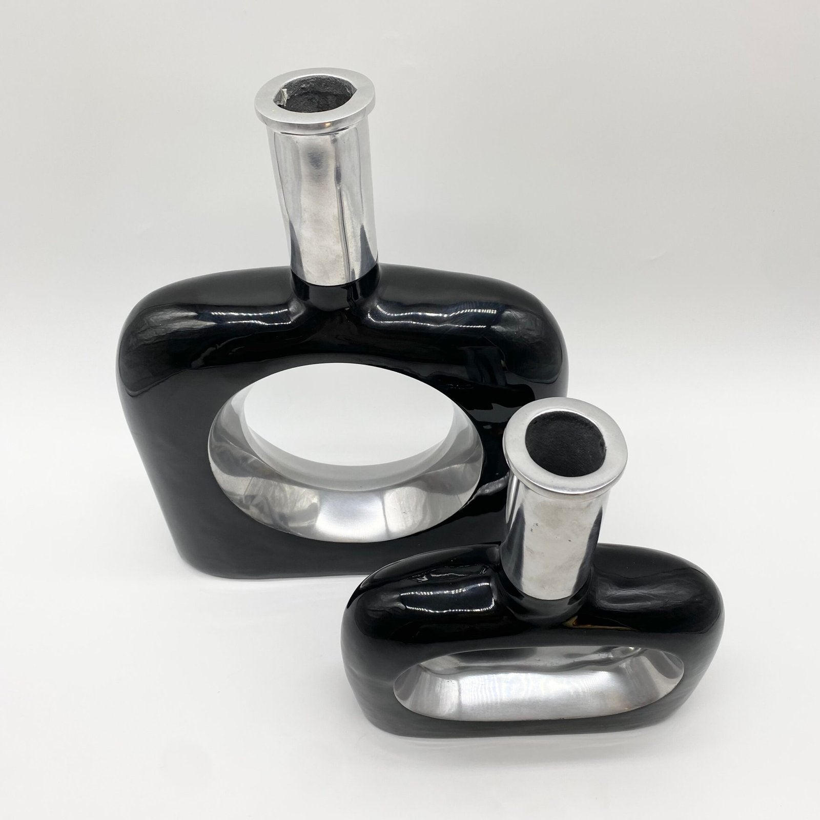 PAIRE DE VASES / FONTE D’ALUMINIUM LAQUÉ NOIR – 1980s