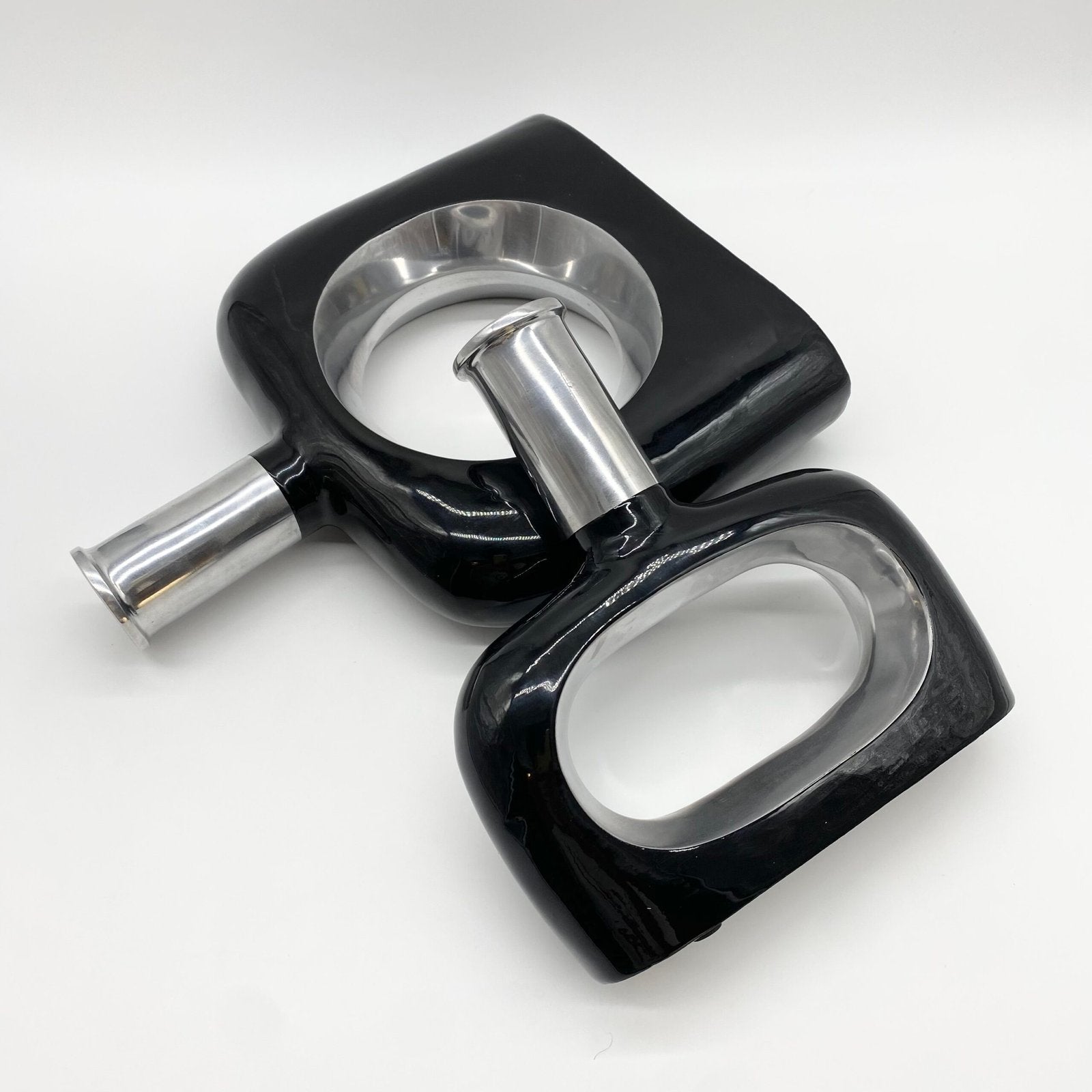 PAIRE DE VASES / FONTE D’ALUMINIUM LAQUÉ NOIR – 1980s