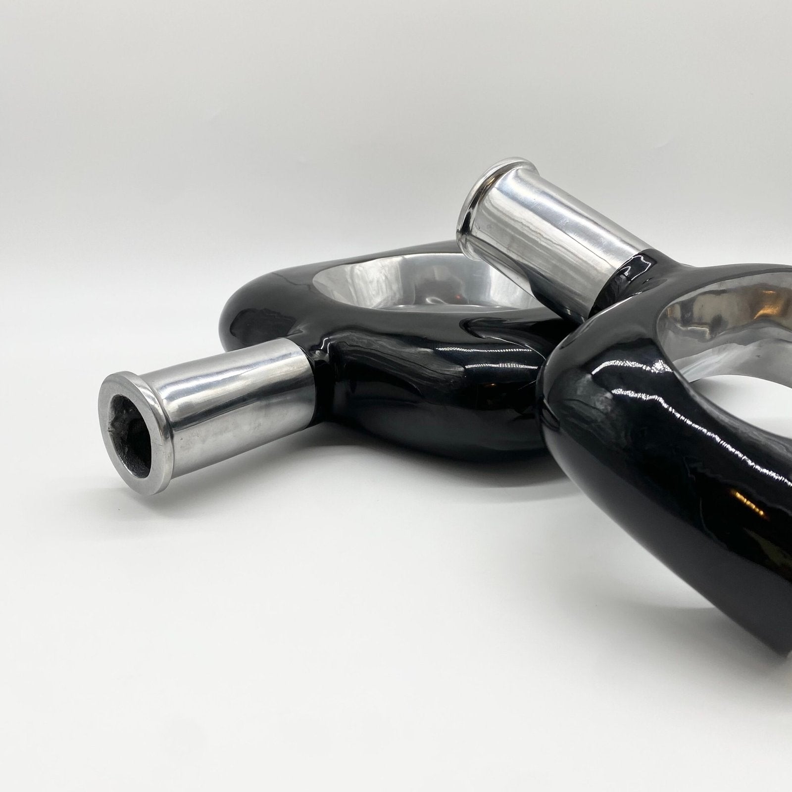 PAIRE DE VASES / FONTE D’ALUMINIUM LAQUÉ NOIR – 1980s