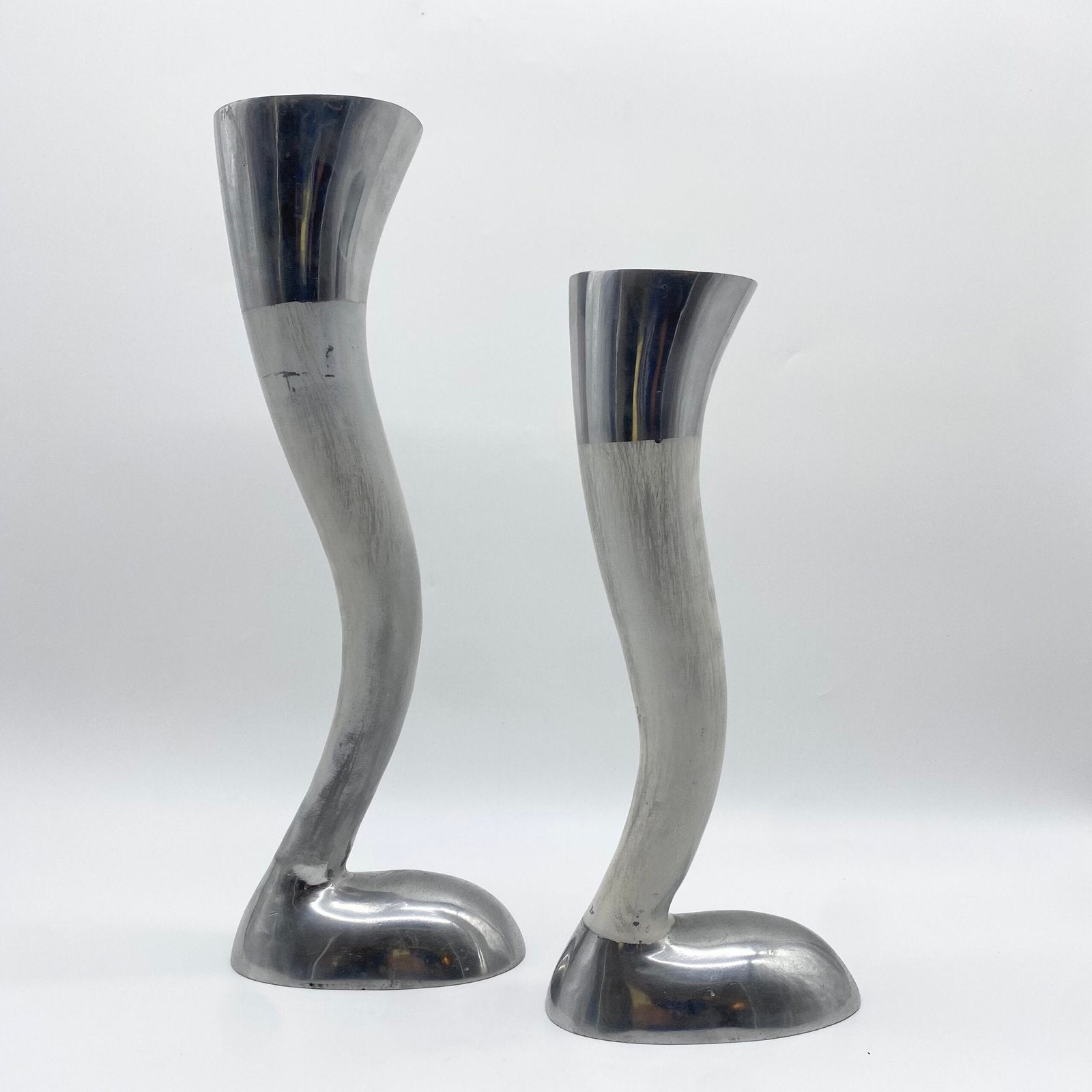 PAIRE DE VASES BIOMORPHIQUES / FONTE D’ALUMINIUM – 1980s