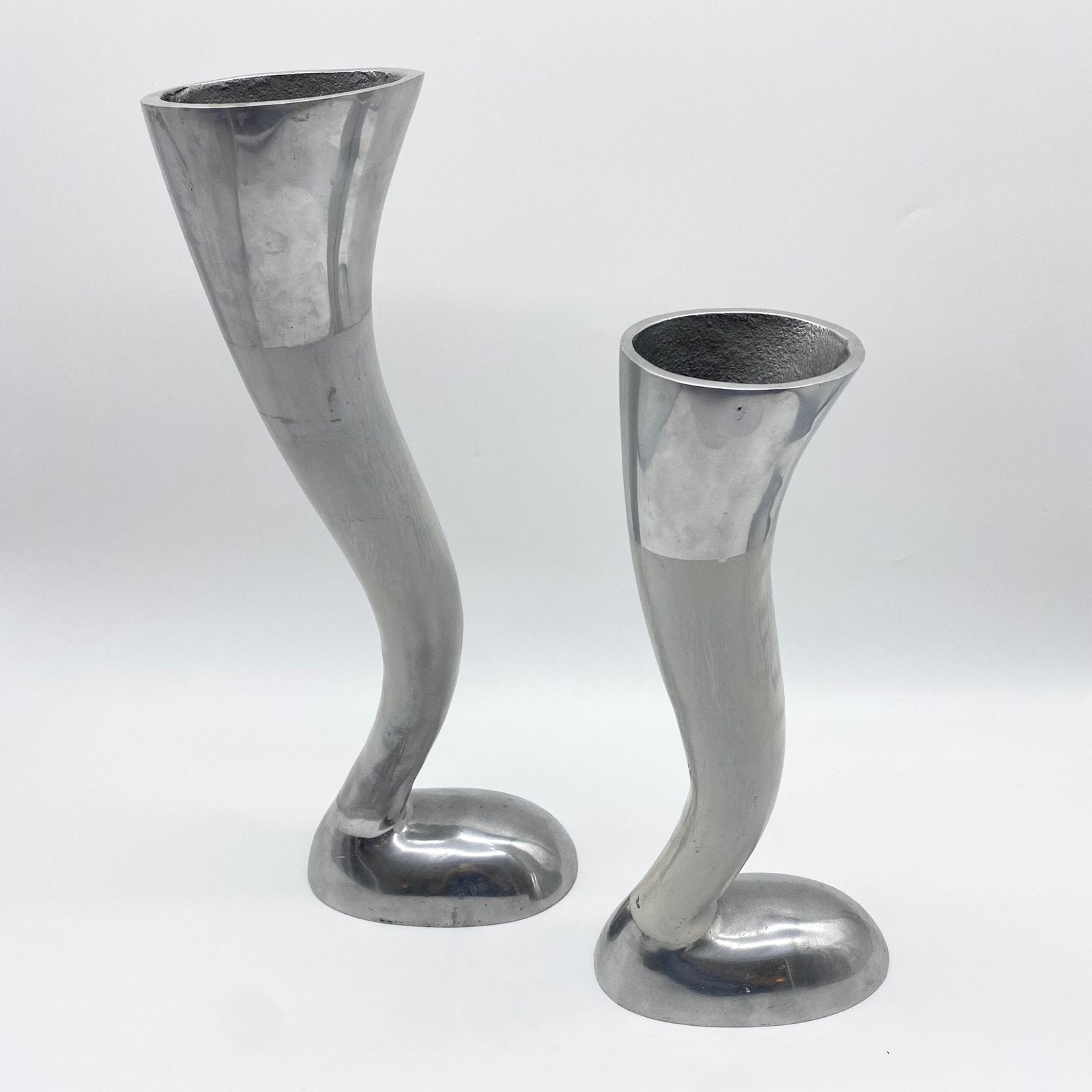 PAIRE DE VASES BIOMORPHIQUES / FONTE D’ALUMINIUM – 1980s