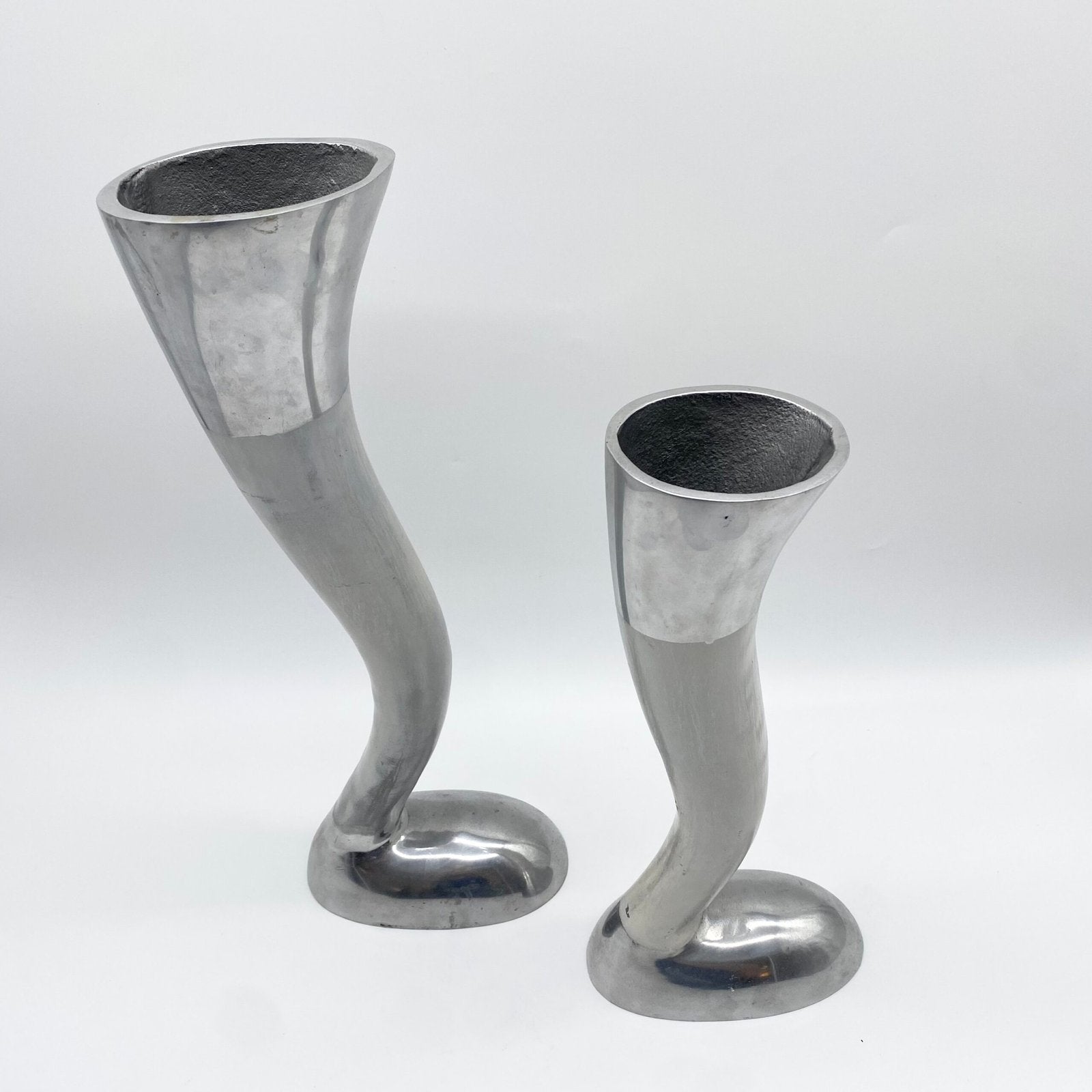 PAIRE DE VASES BIOMORPHIQUES / FONTE D’ALUMINIUM – 1980s