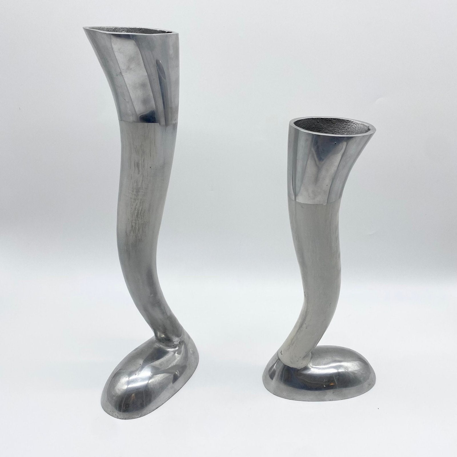 PAIRE DE VASES BIOMORPHIQUES / FONTE D’ALUMINIUM – 1980s