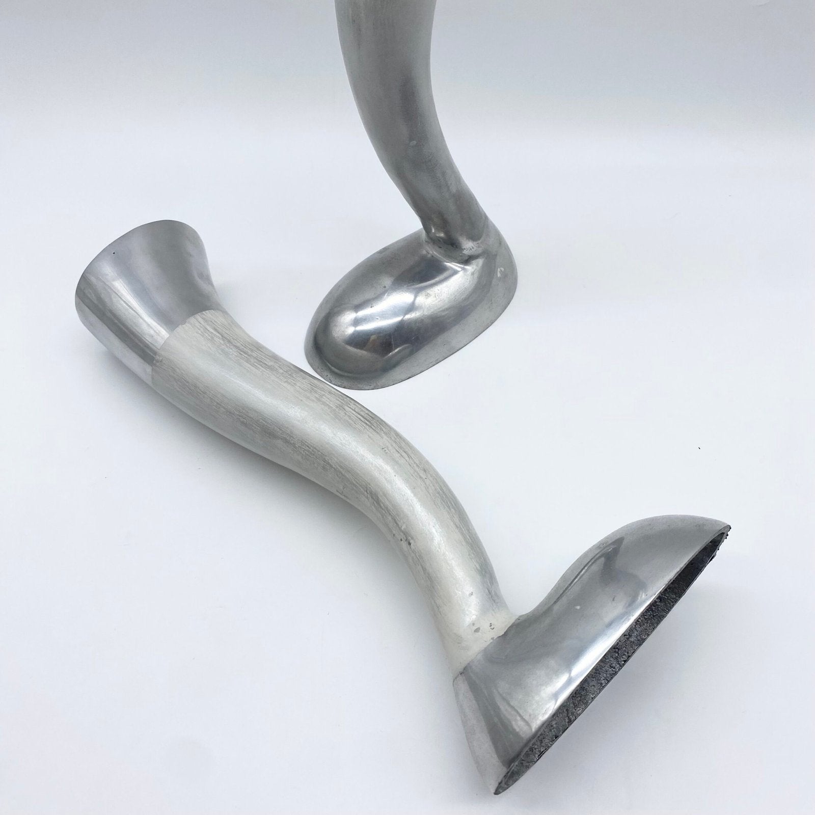 PAIRE DE VASES BIOMORPHIQUES / FONTE D’ALUMINIUM – 1980s