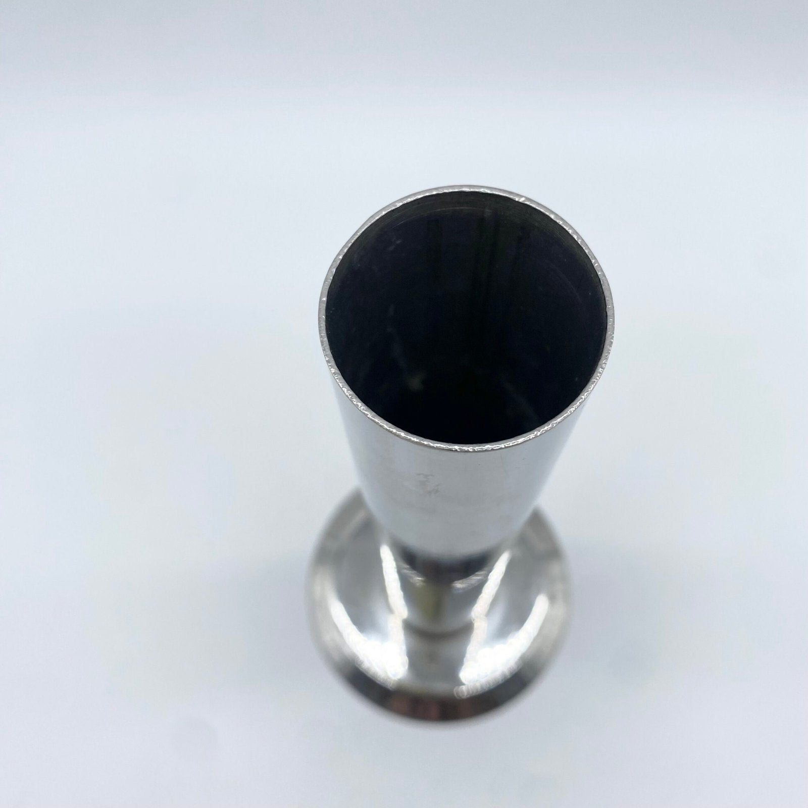 VASE CYLINDRIQUE EN MÉTAL CHROMÉ –