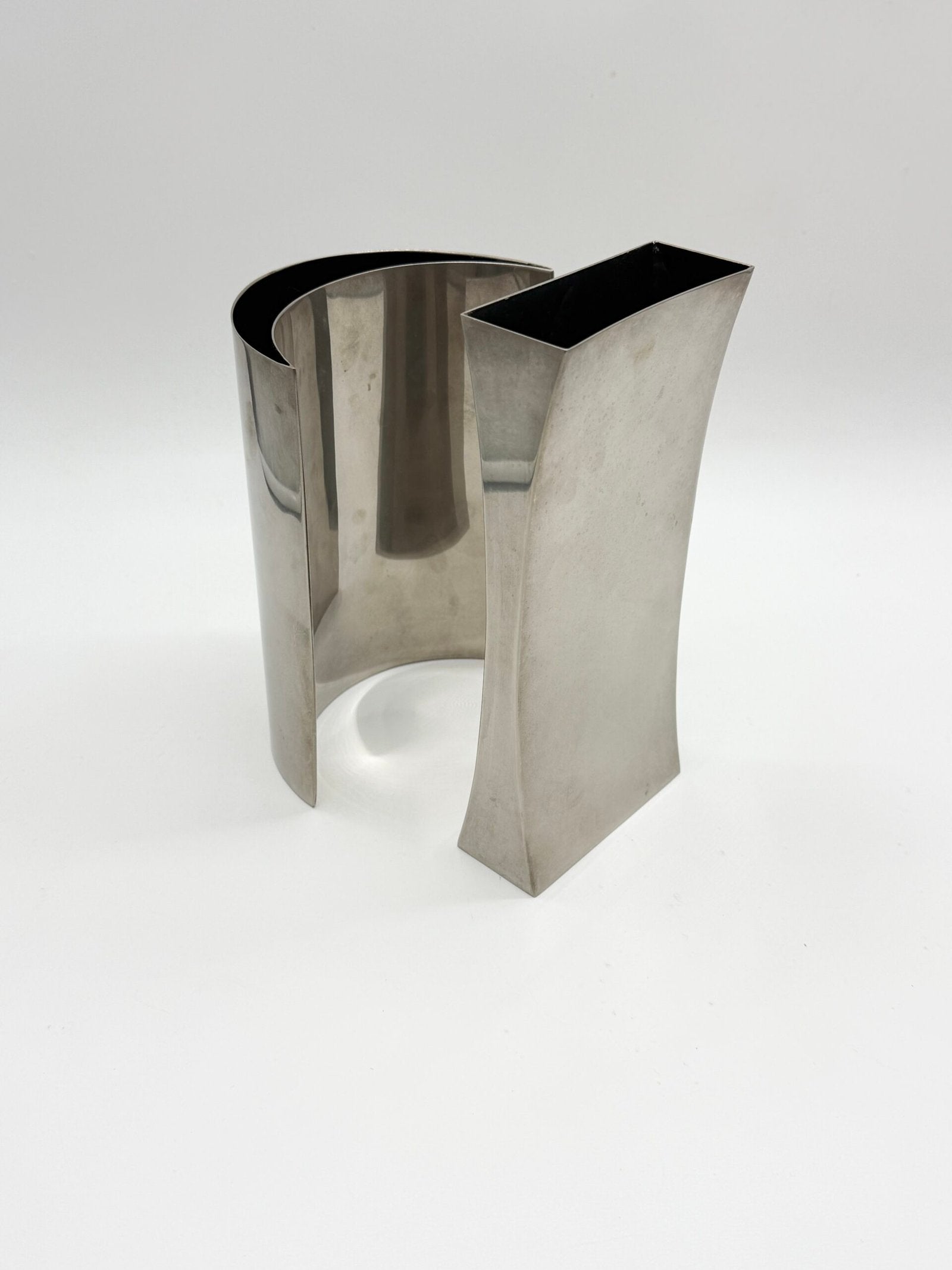 PAIRE DE VASES SCULPTURAUX EN ALU, 1980s