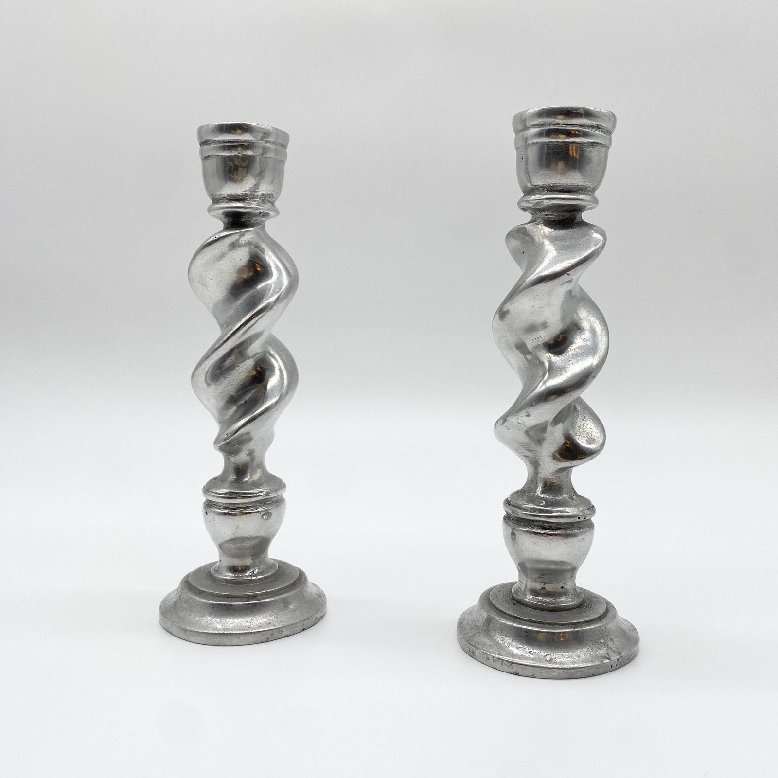 PAIRE DE BOUGEOIRS "TORSADÉ"  –  FONTE D’ALUMINIUM, 1970s