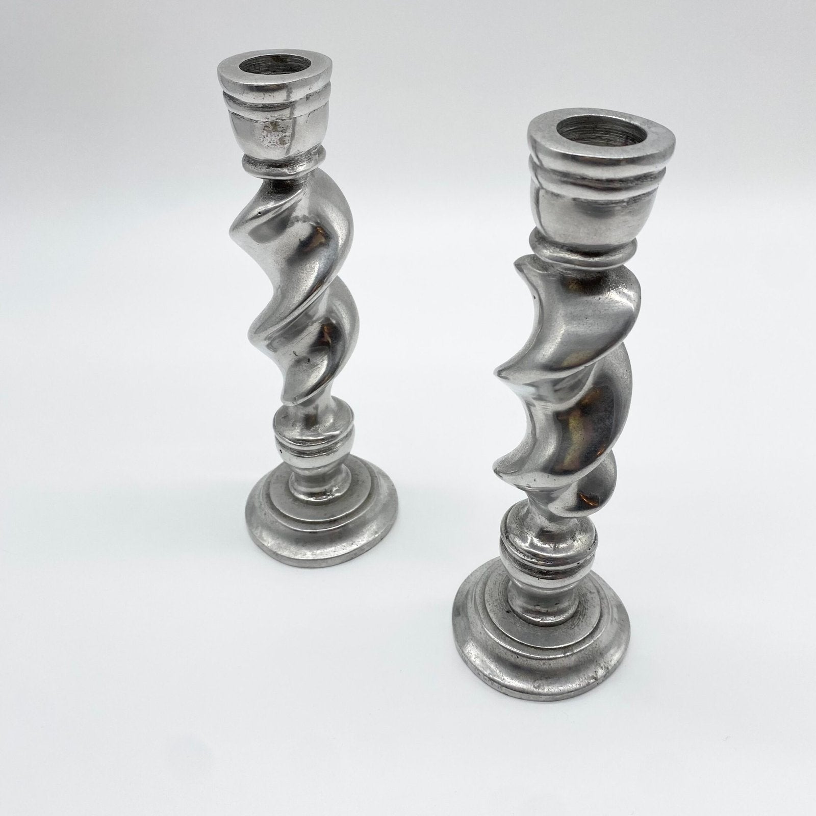 PAIRE DE BOUGEOIRS "TORSADÉ"  –  FONTE D’ALUMINIUM, 1970s