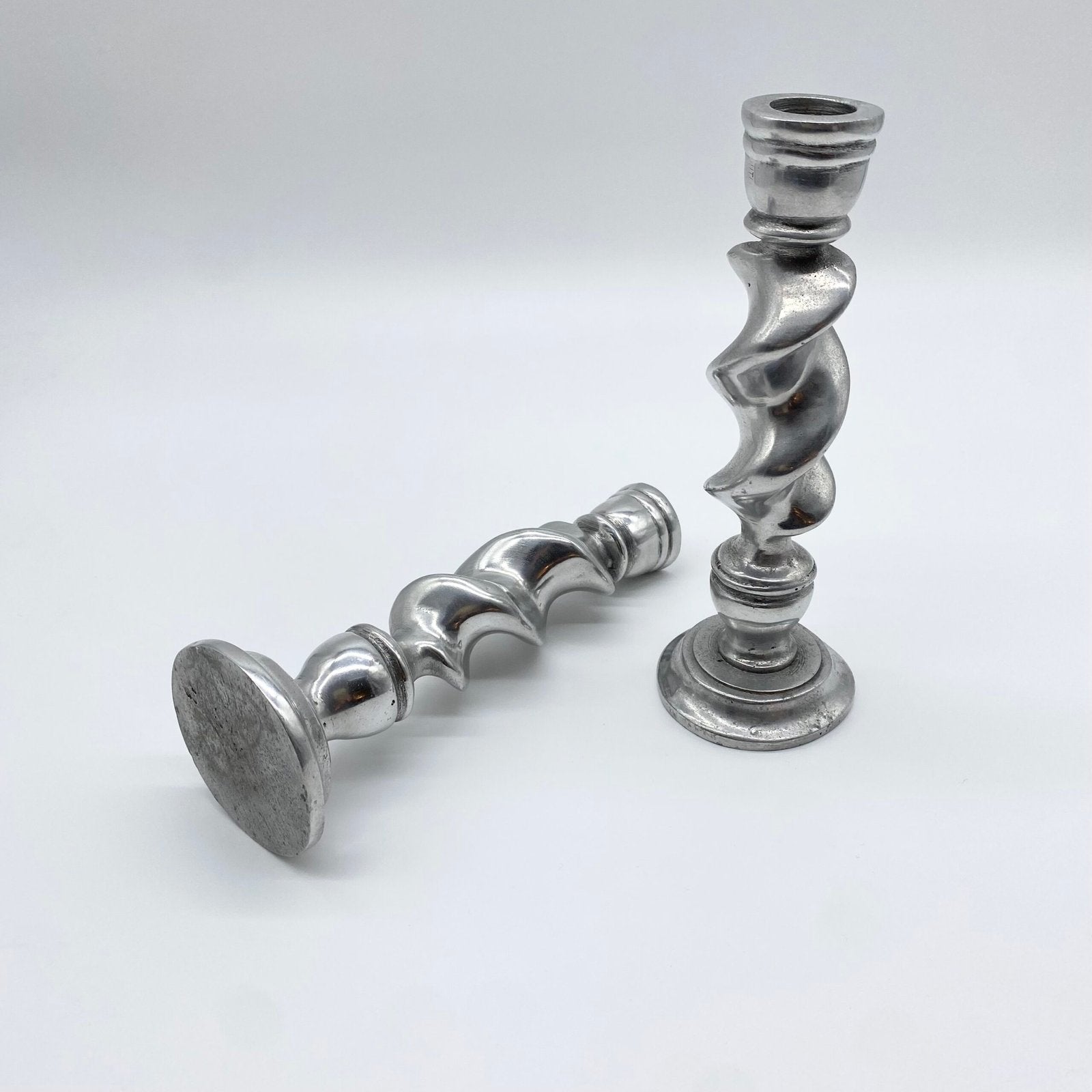 PAIRE DE BOUGEOIRS "TORSADÉ"  –  FONTE D’ALUMINIUM, 1970s
