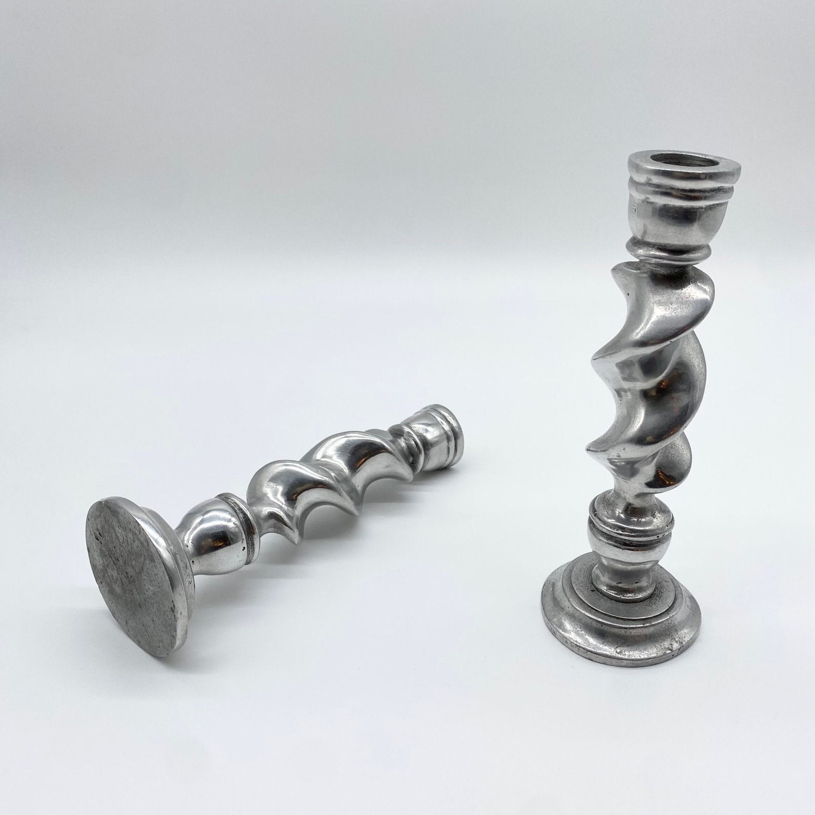 PAIRE DE BOUGEOIRS "TORSADÉ"  –  FONTE D’ALUMINIUM, 1970s