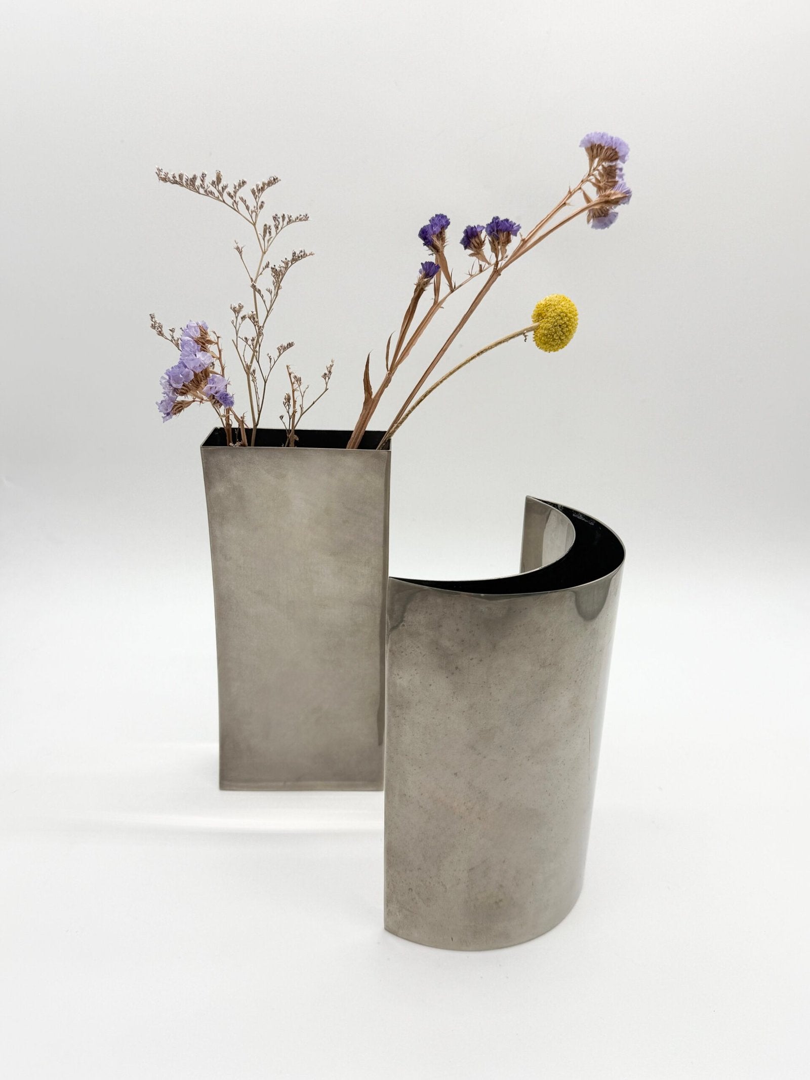 PAIRE DE VASES SCULPTURAUX EN ALU, 1980s