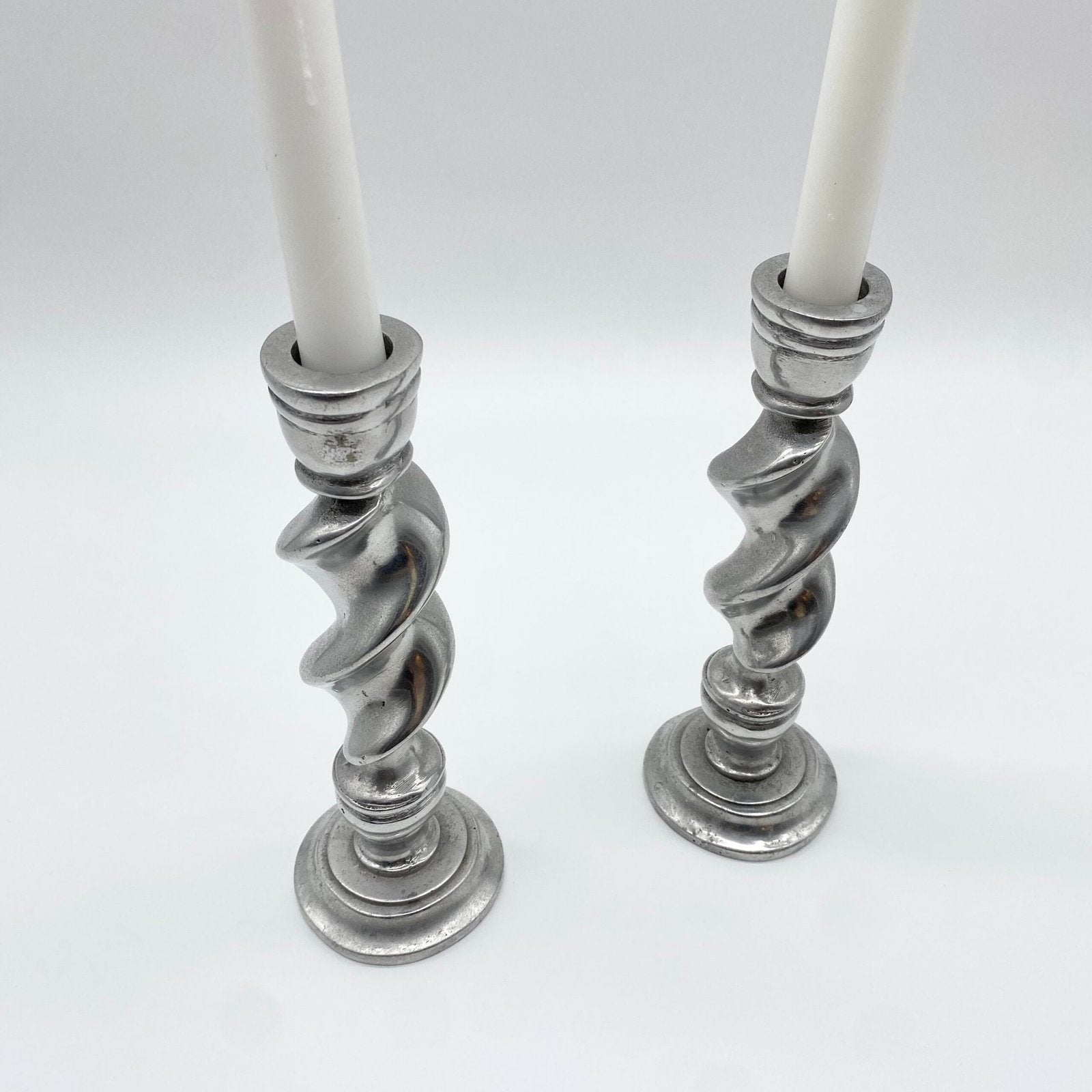PAIRE DE BOUGEOIRS "TORSADÉ"  –  FONTE D’ALUMINIUM, 1970s