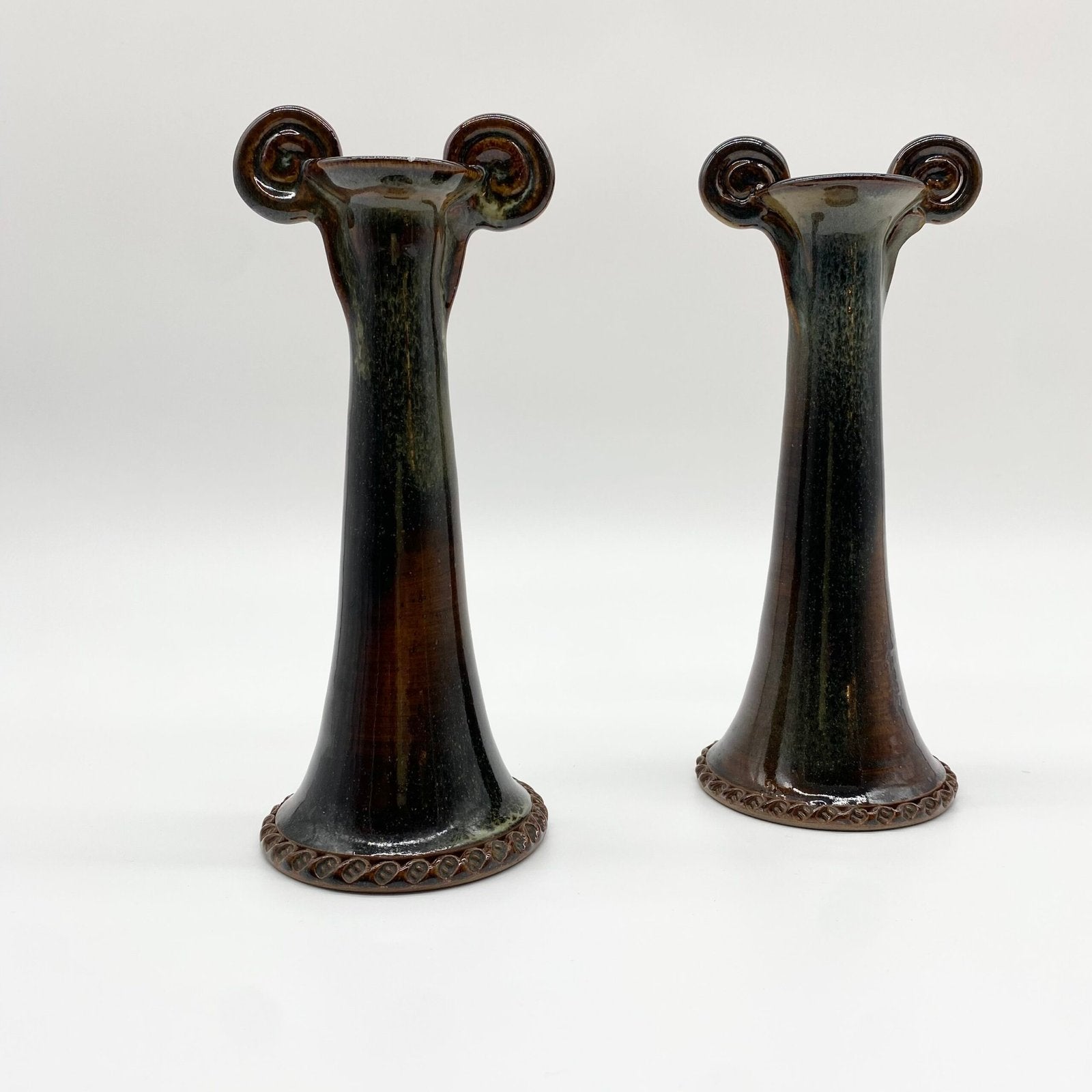 PAIRE DE BOUGEOIRS CÉRAMIQUE – "MOUTHIERS-SUR-BOËME", 1960s