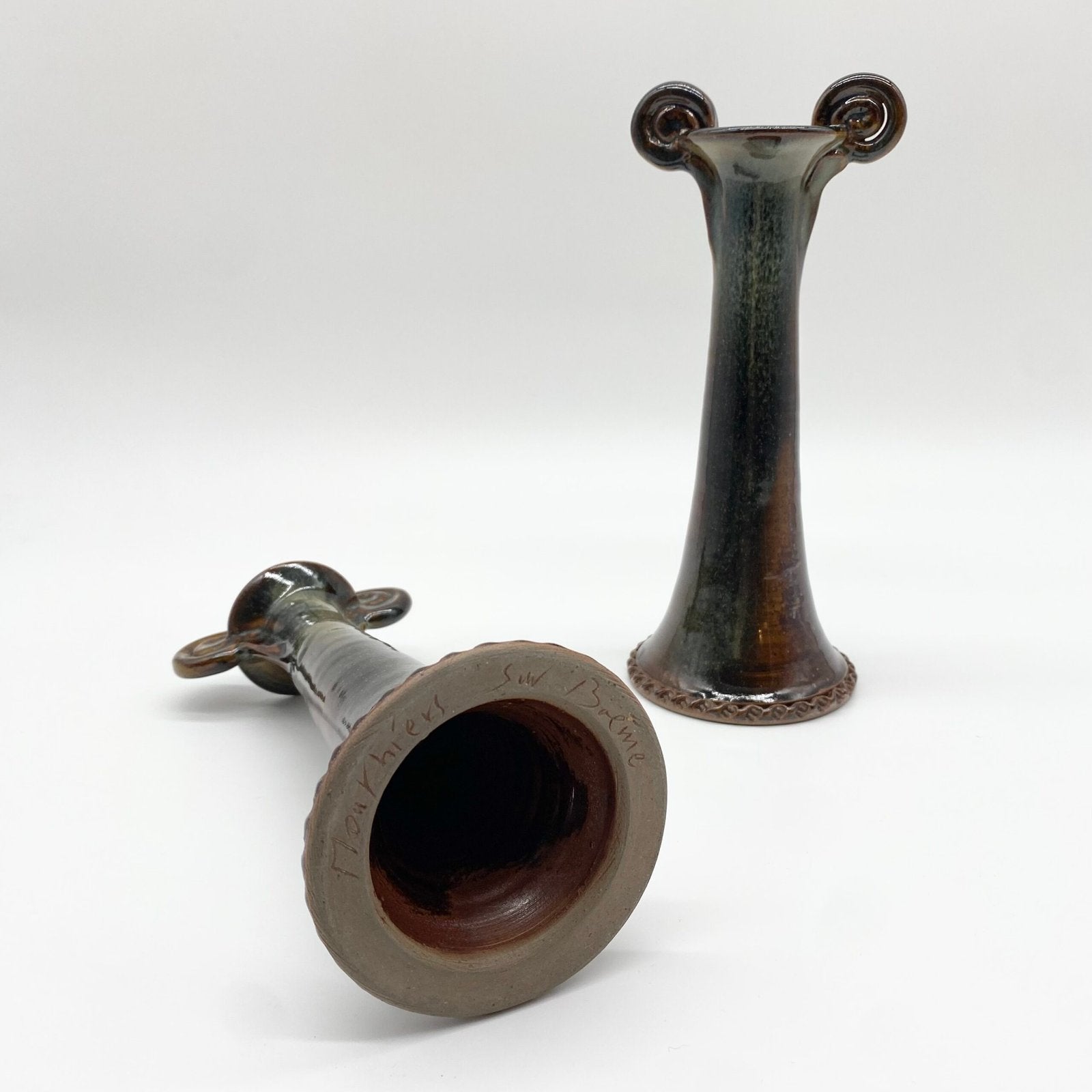 PAIRE DE BOUGEOIRS CÉRAMIQUE – "MOUTHIERS-SUR-BOËME", 1960s