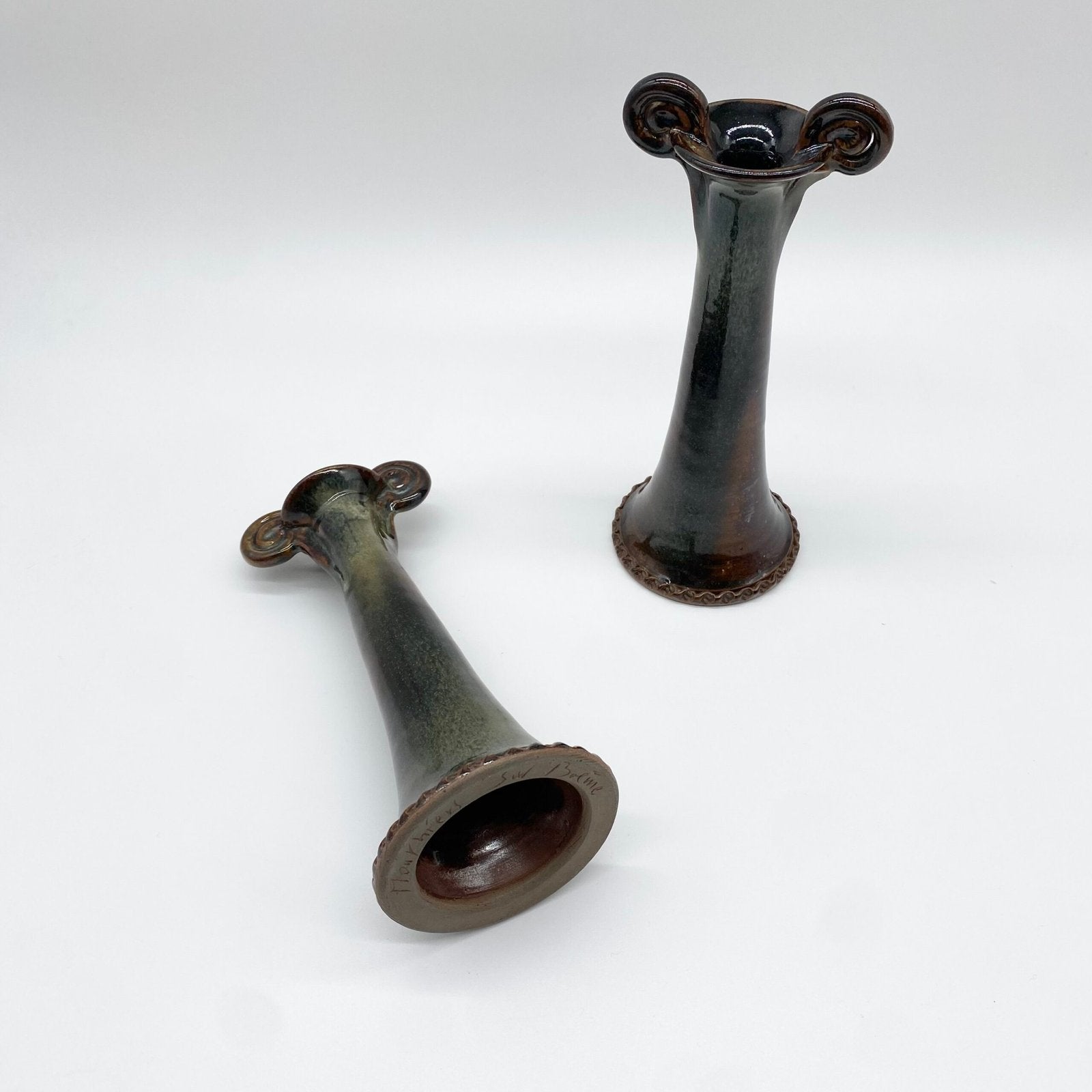 PAIRE DE BOUGEOIRS CÉRAMIQUE – "MOUTHIERS-SUR-BOËME", 1960s