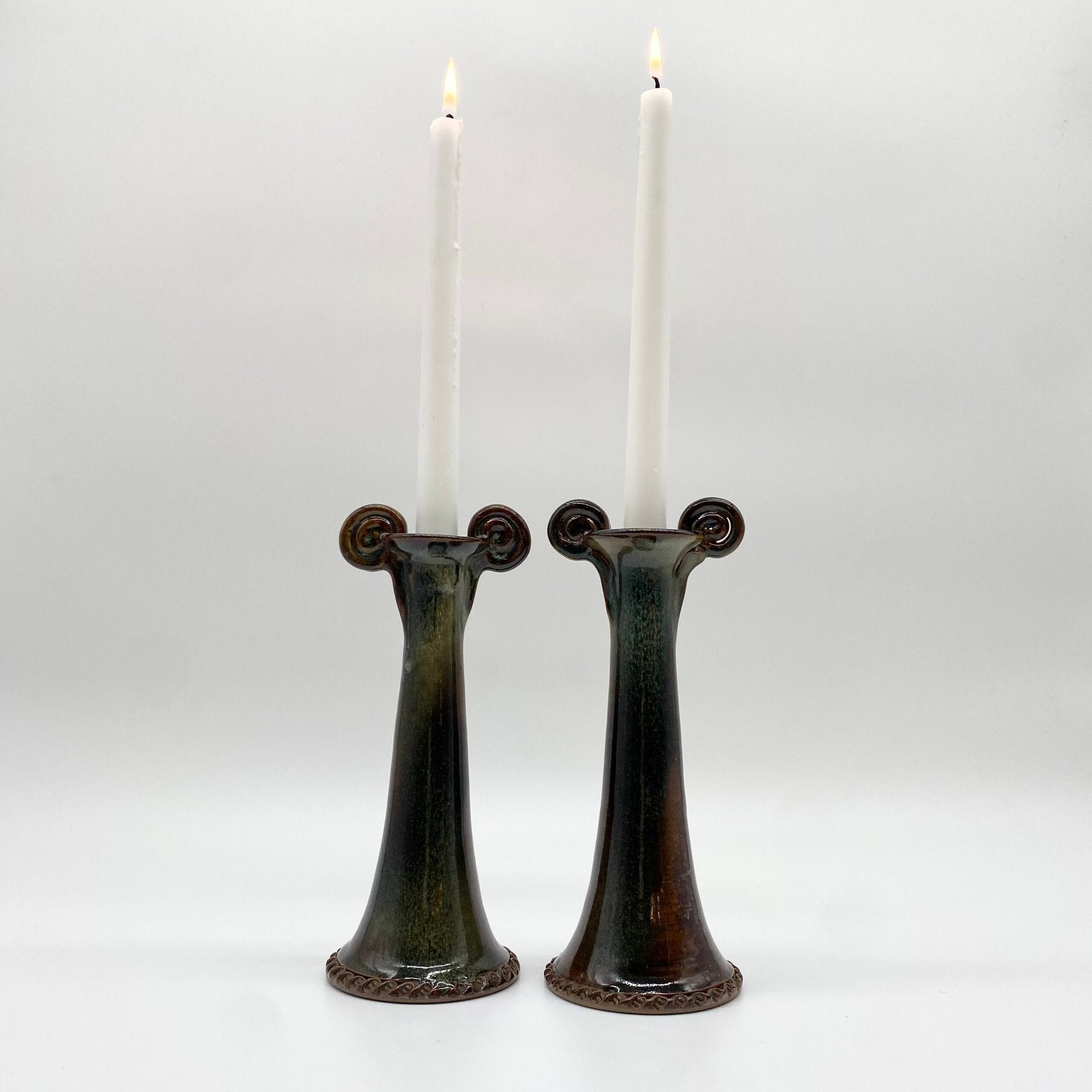 PAIRE DE BOUGEOIRS CÉRAMIQUE – "MOUTHIERS-SUR-BOËME", 1960s