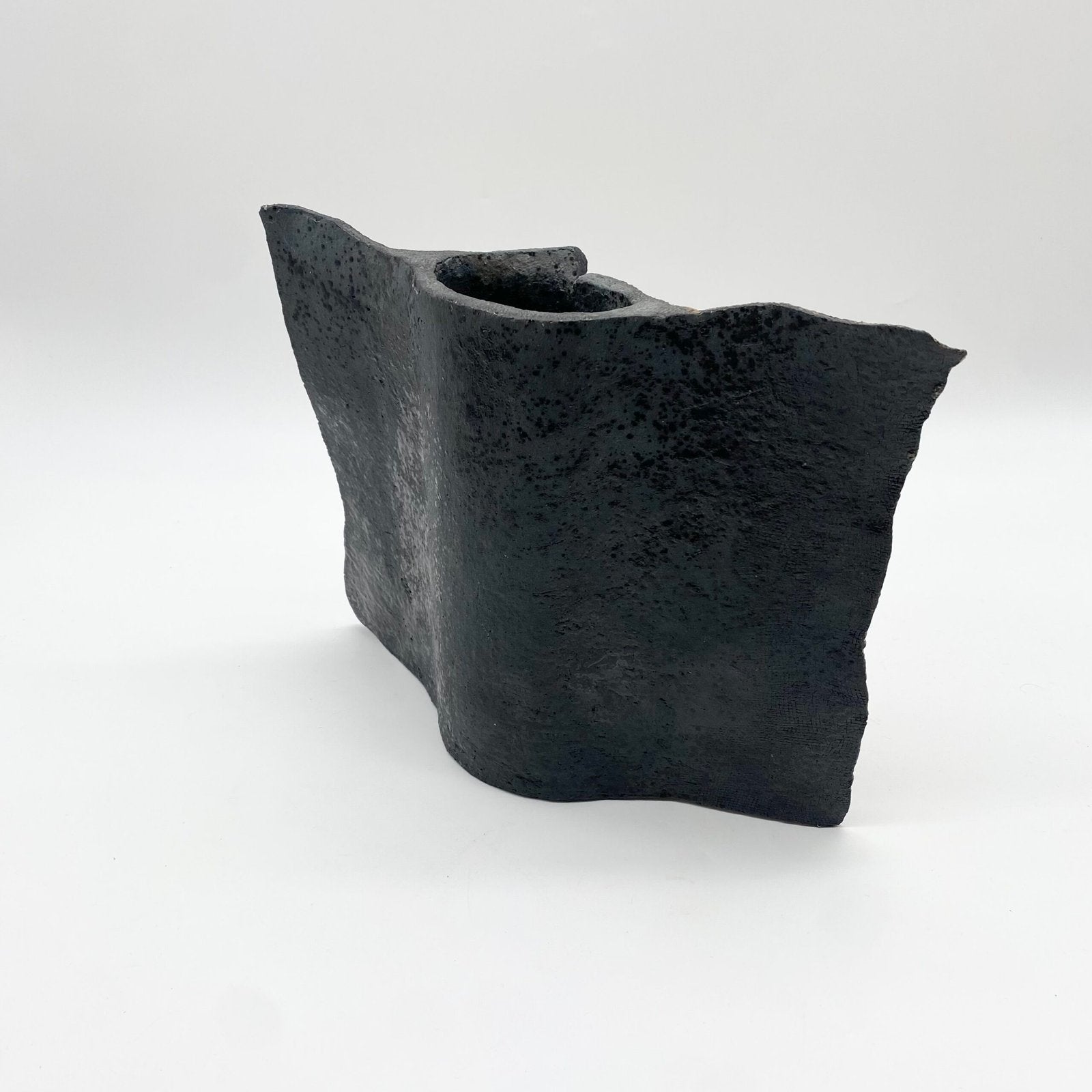 VASE  RÉVERSIBLE "NOIR CHARBON" / BRUTALISTE