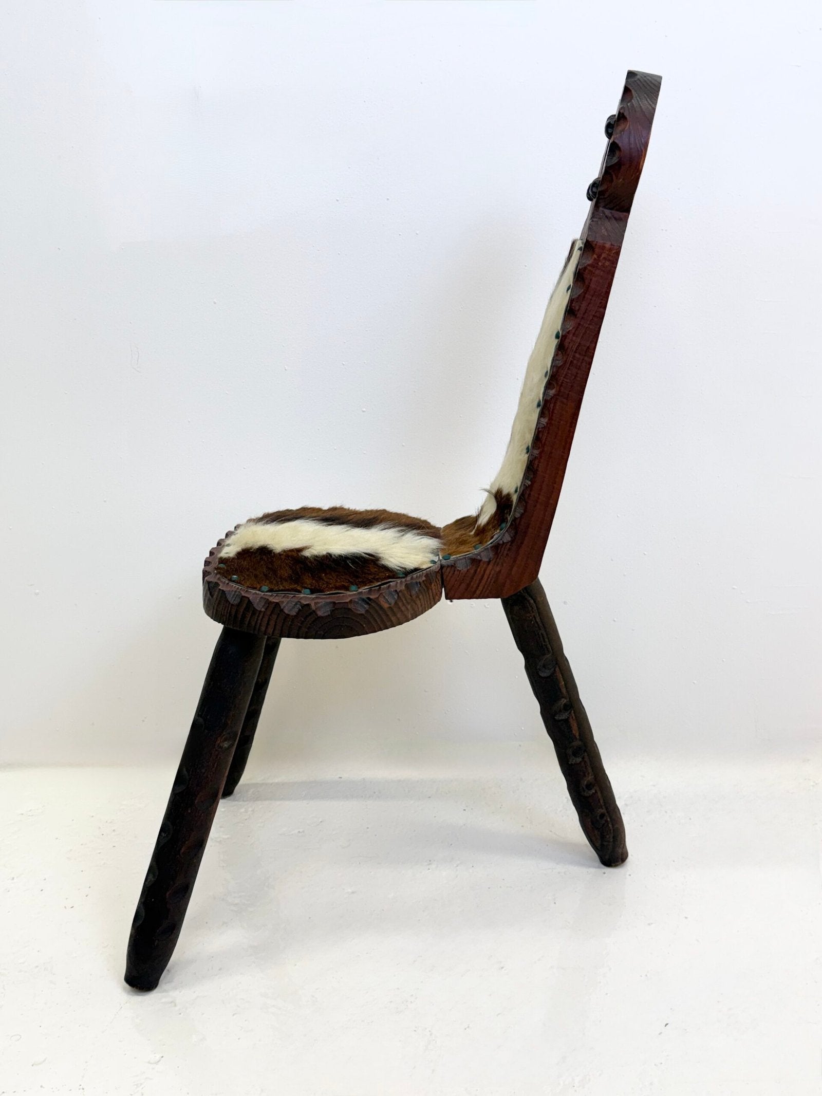 CHAISE SCULPTÉE EN BOIS ET PEAU — 1950–1970