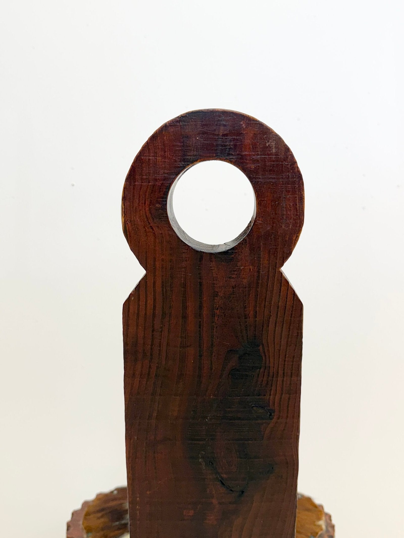CHAISE SCULPTÉE EN BOIS ET PEAU — 1950–1970