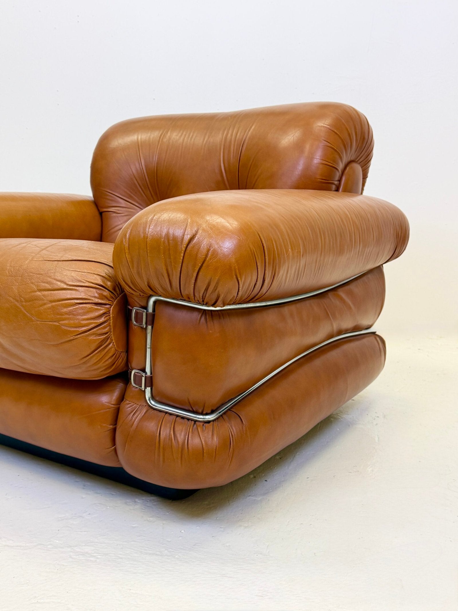 FAUTEUIL "POMPON" CUIR, ITALY 1970s