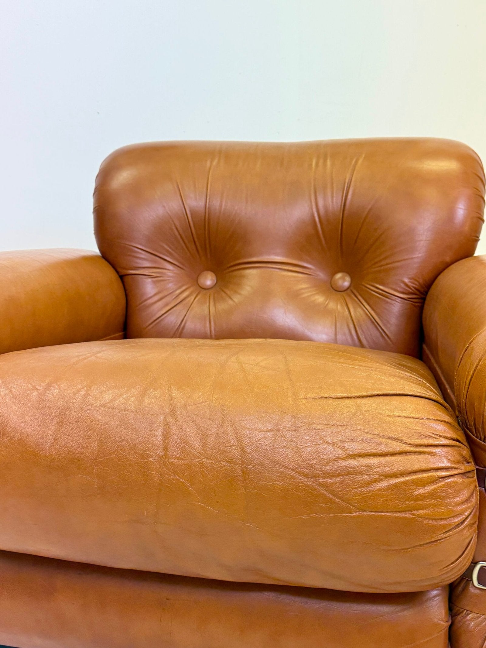 FAUTEUIL "POMPON" CUIR, ITALY 1970s