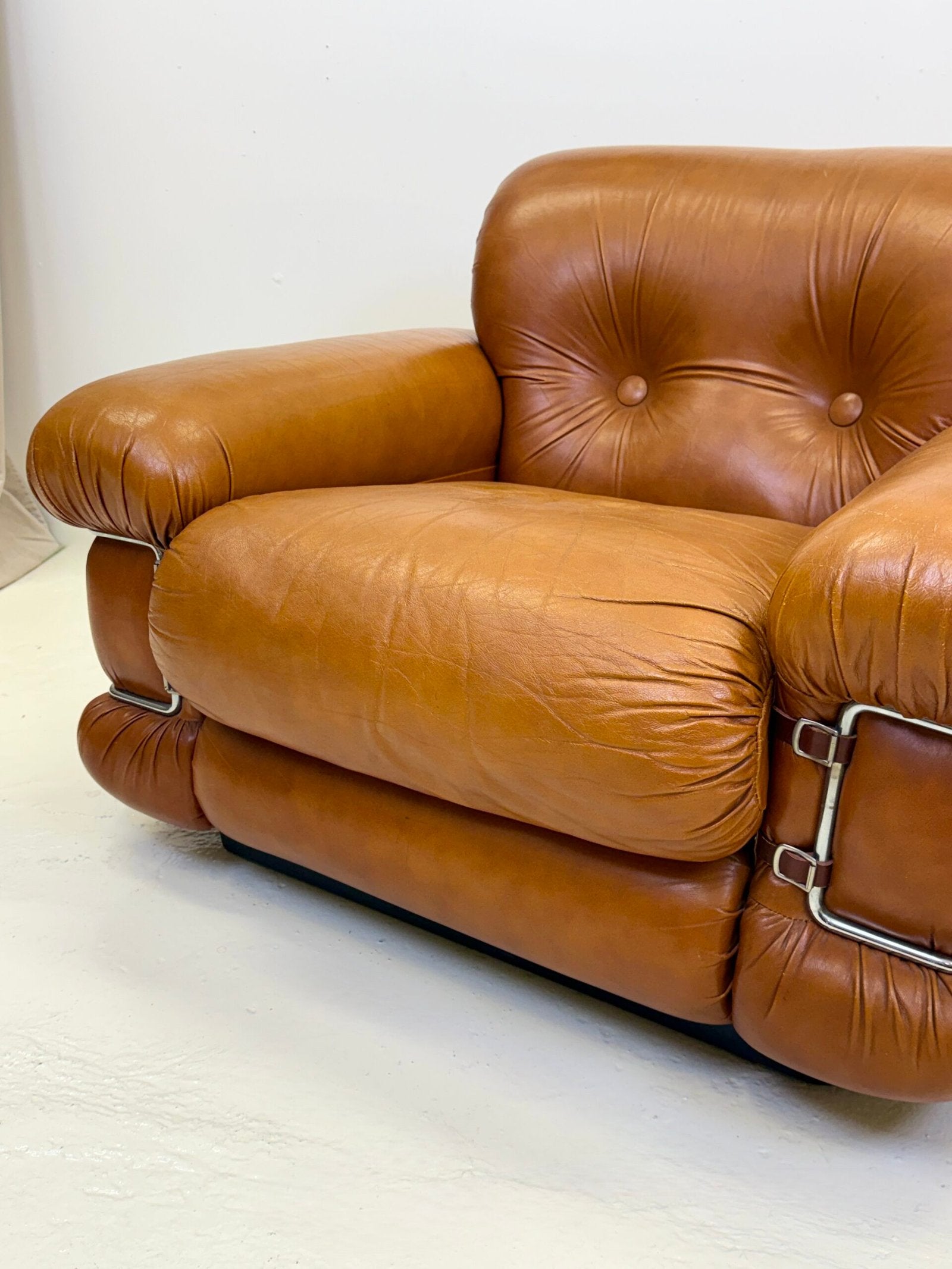 FAUTEUIL "POMPON" CUIR, ITALY 1970s