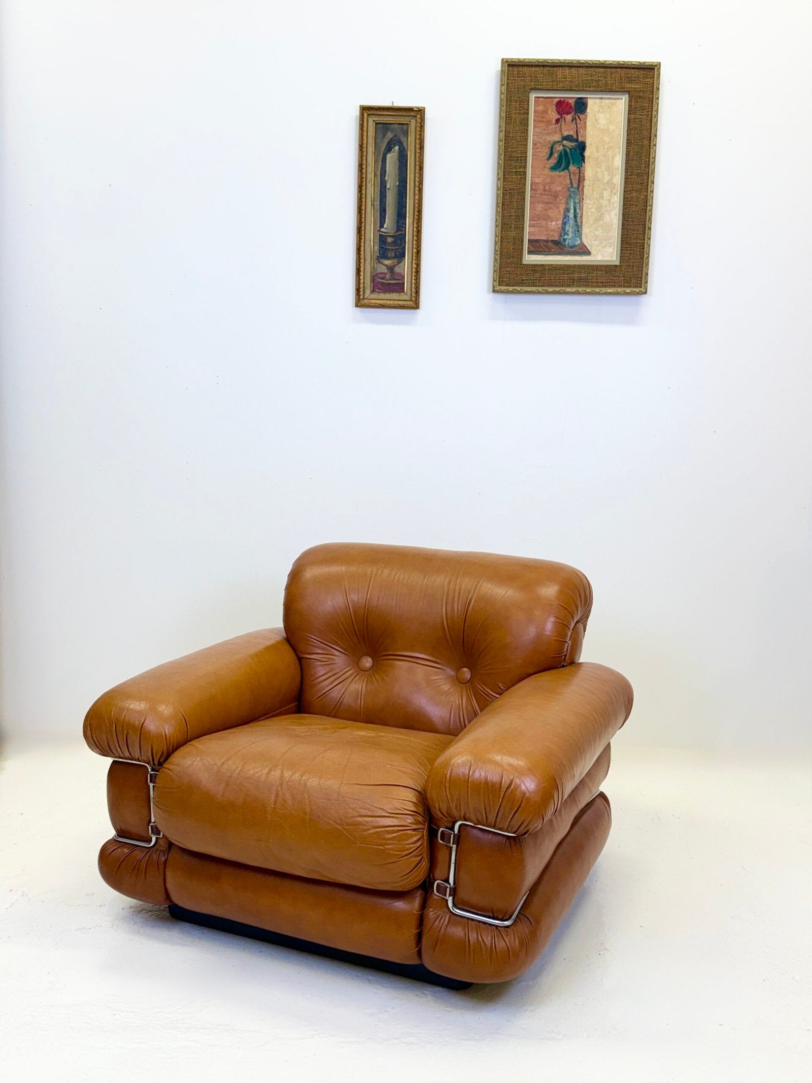 FAUTEUIL "POMPON" CUIR, ITALY 1970s