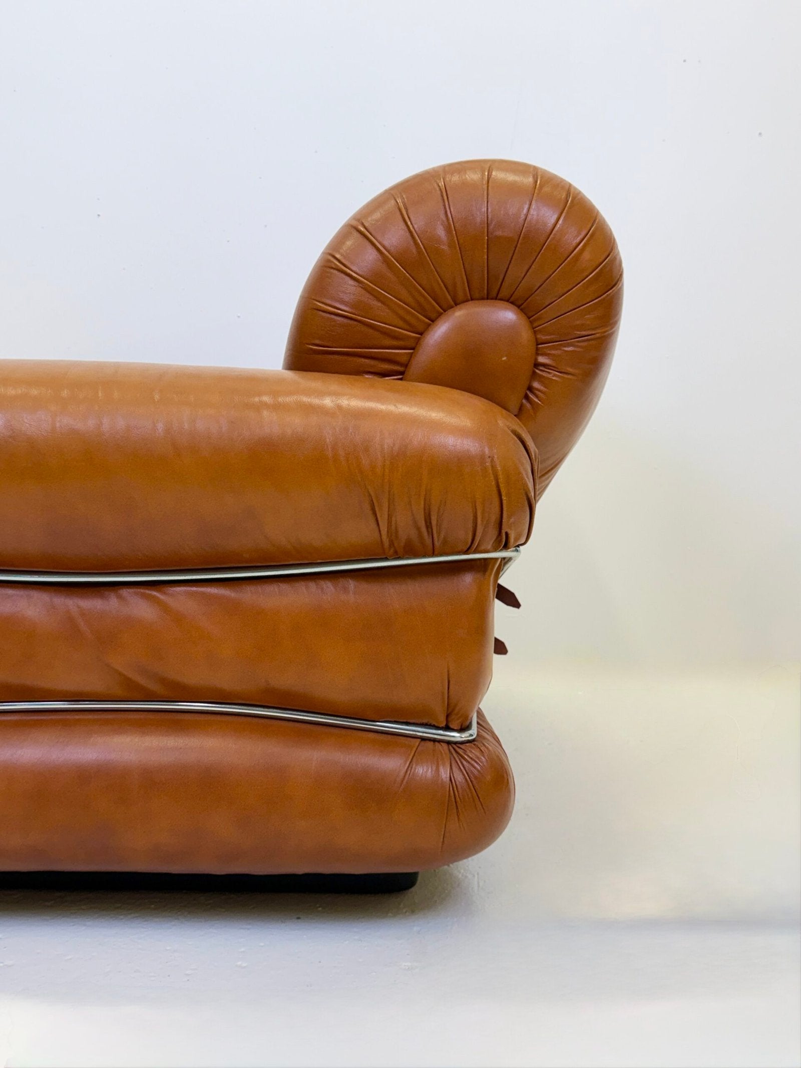 FAUTEUIL "POMPON" CUIR, ITALY 1970s