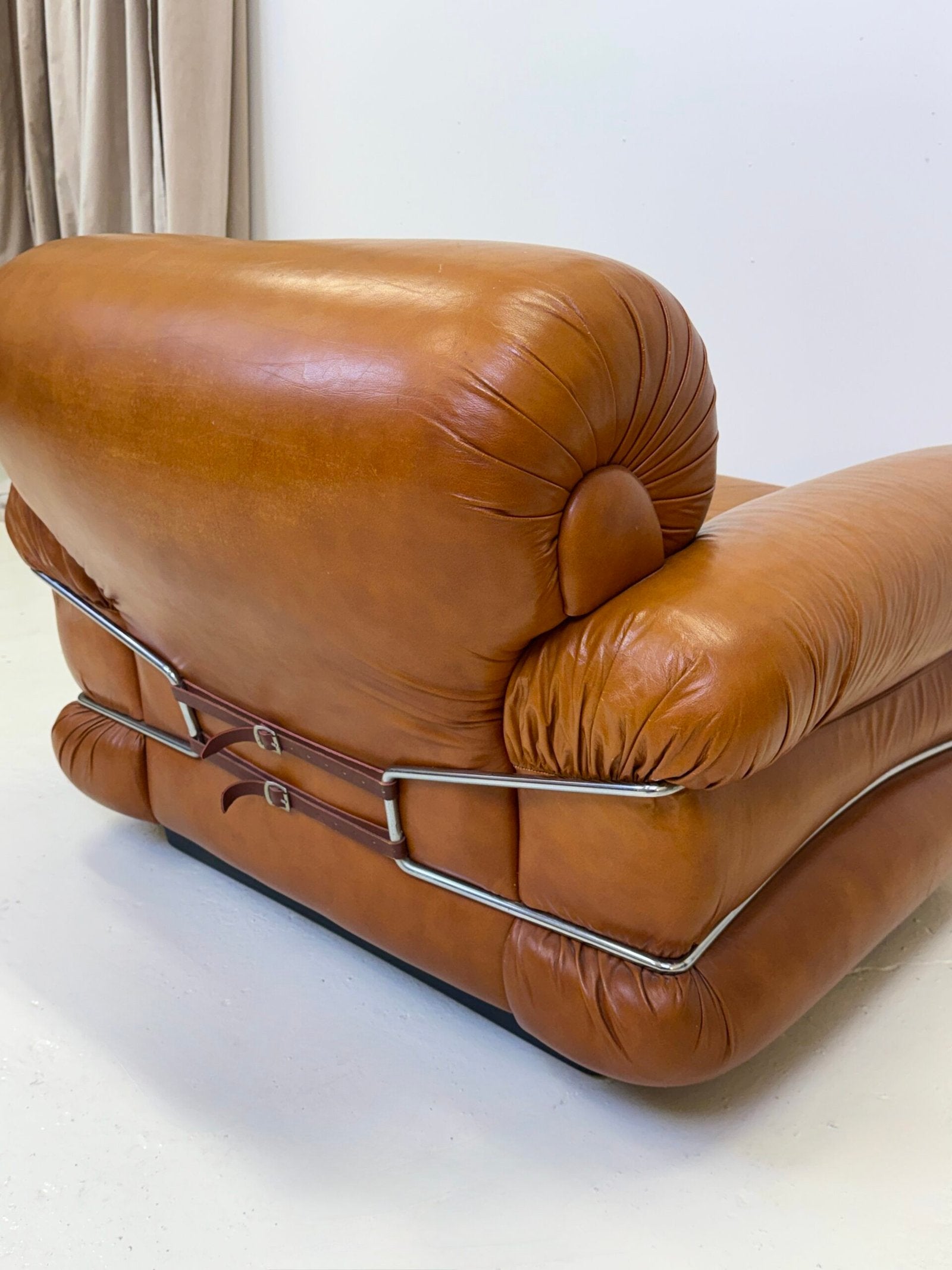 FAUTEUIL "POMPON" CUIR, ITALY 1970s