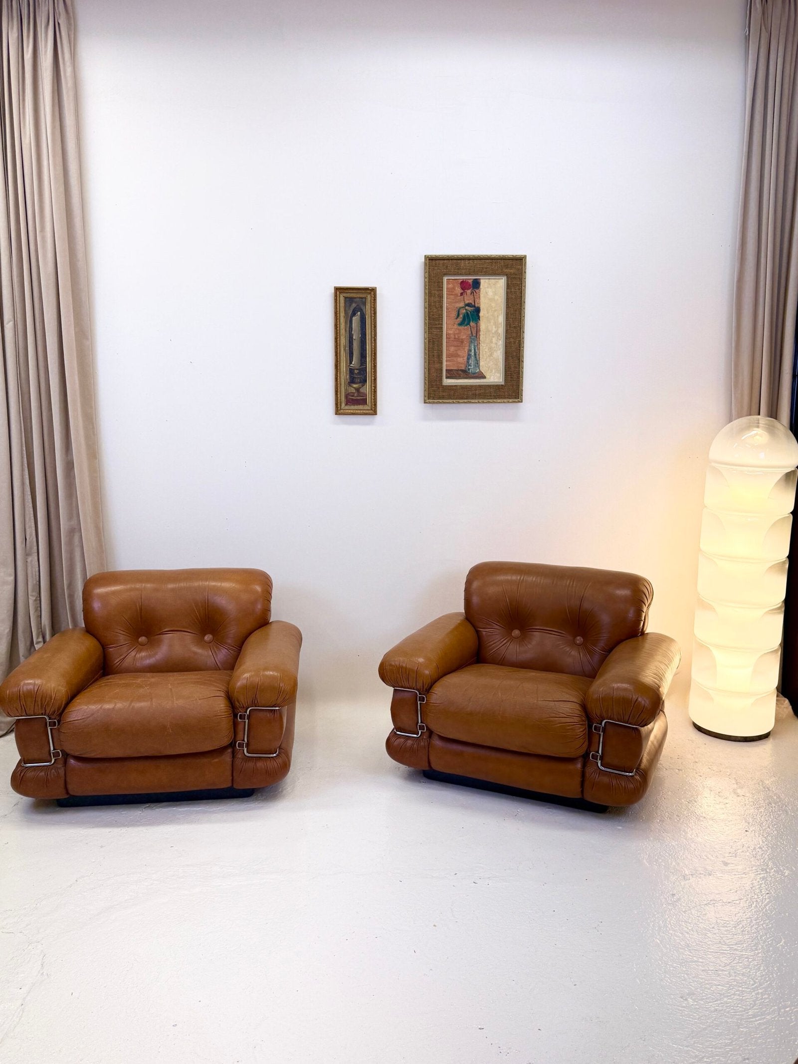 FAUTEUIL "POMPON" CUIR, ITALY 1970s
