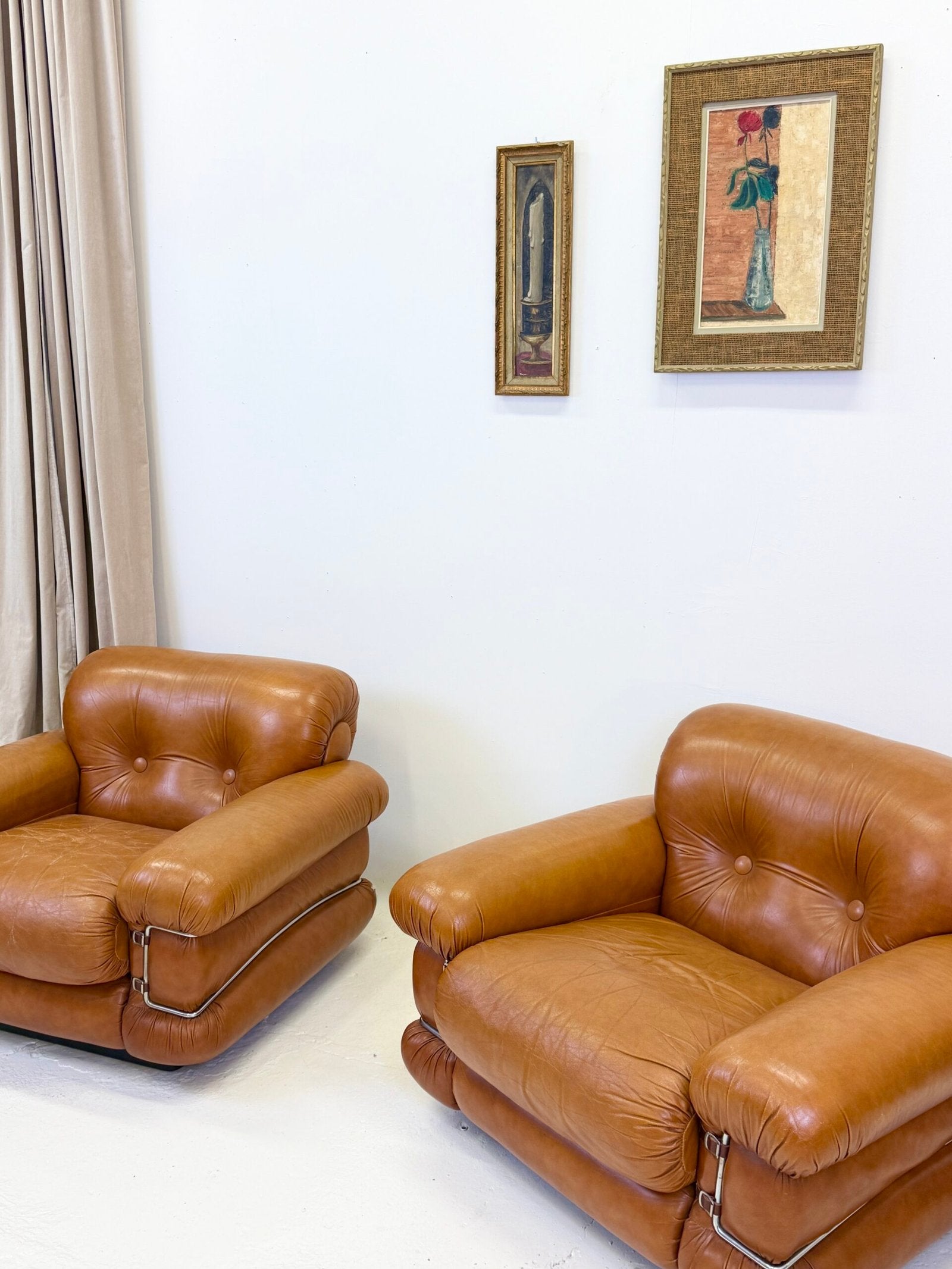 FAUTEUIL "POMPON" CUIR, ITALY 1970s