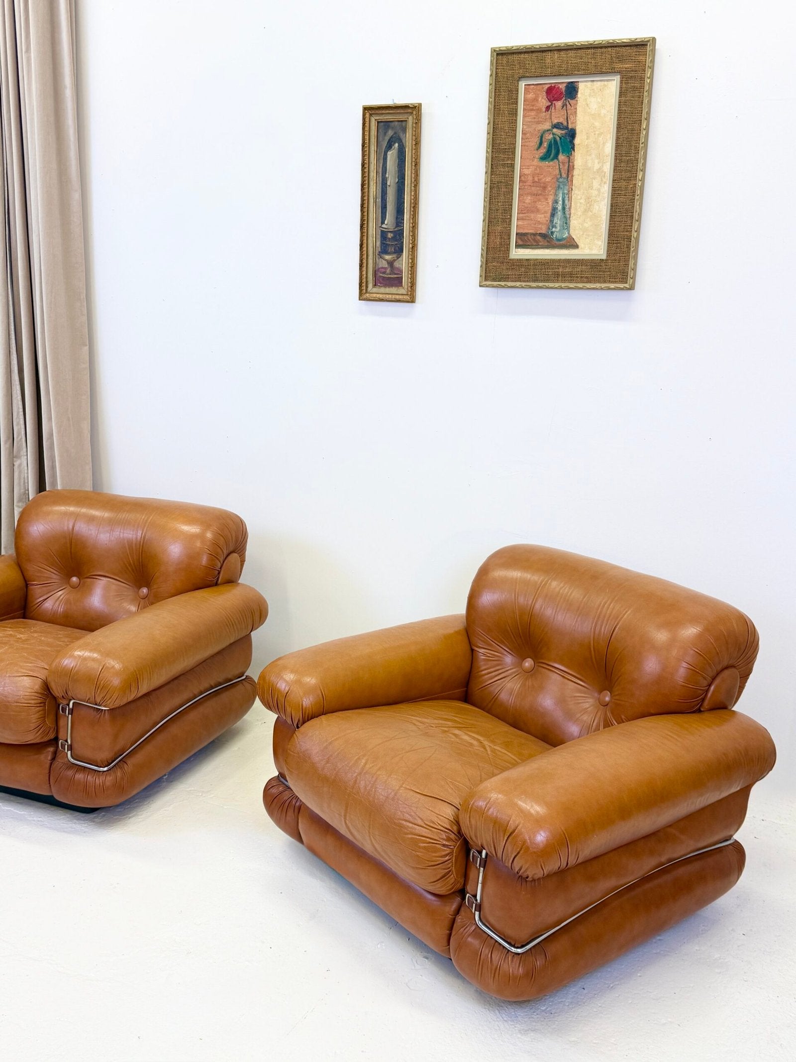 FAUTEUIL "POMPON" CUIR, ITALY 1970s