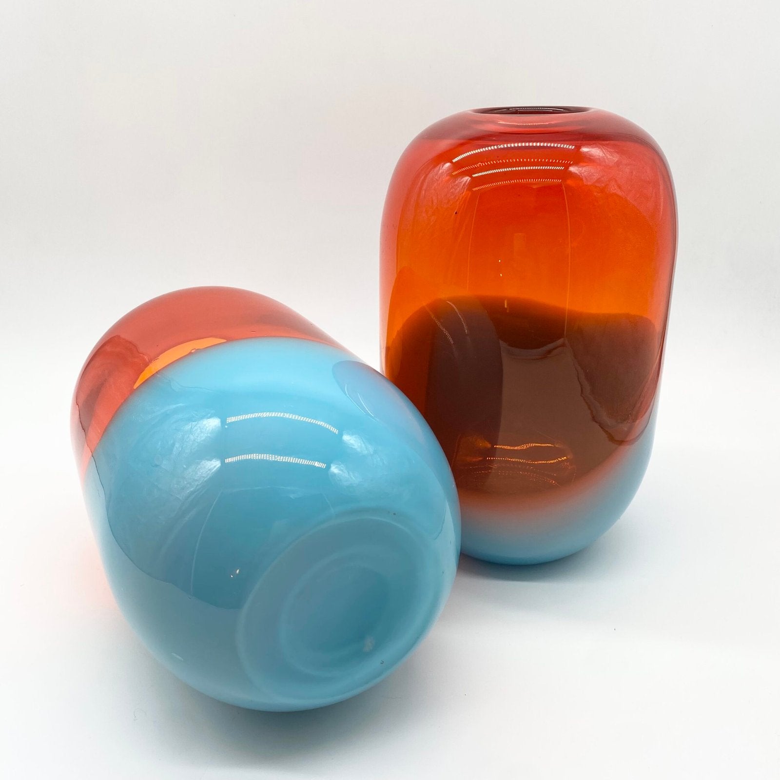 DUO DE GRANDS VASES "PILLS" VERRE SOUFFLÉ – SCANDINAVE, 1990s