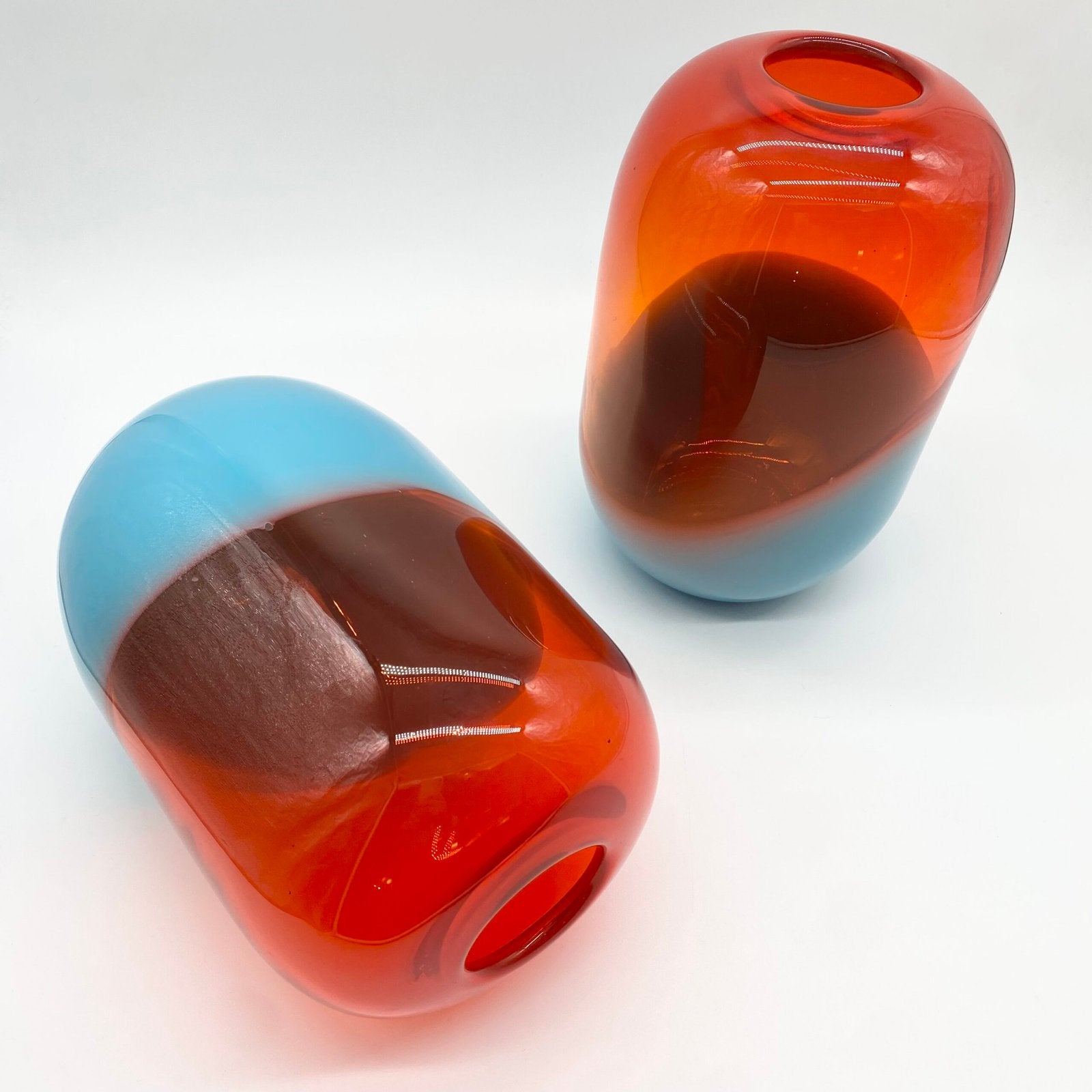 DUO DE GRANDS VASES "PILLS" VERRE SOUFFLÉ – SCANDINAVE, 1990s