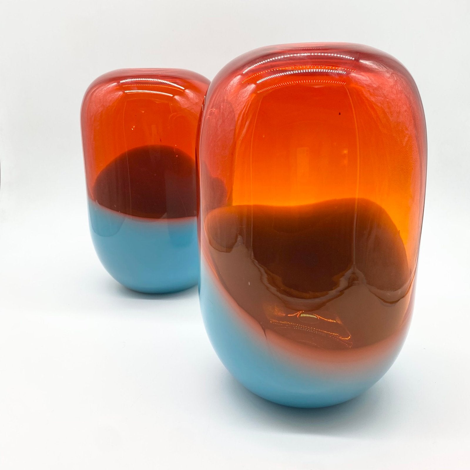 DUO DE GRANDS VASES "PILLS" VERRE SOUFFLÉ – SCANDINAVE, 1990s
