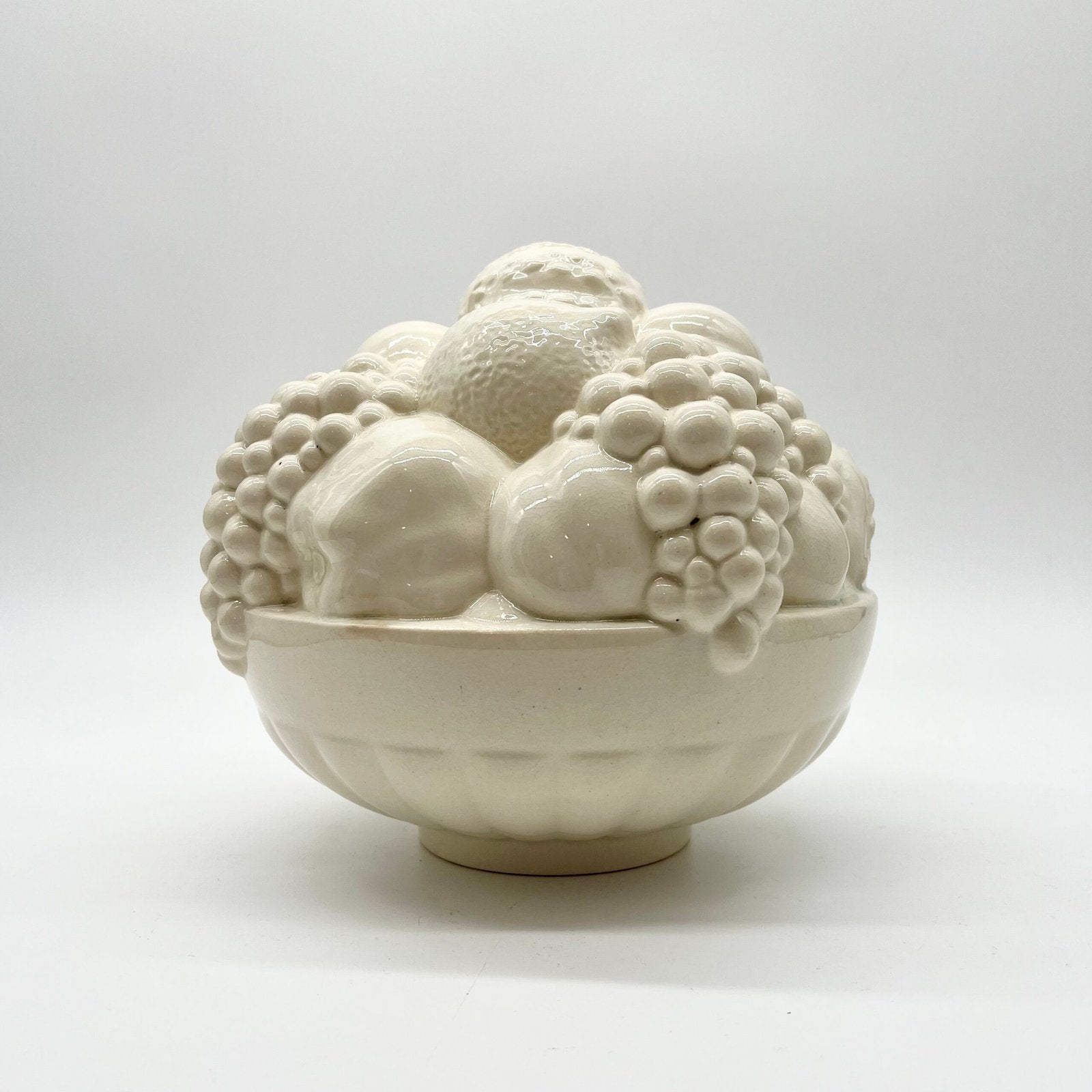 CENTRE DE TABLE “CORBEILLE DE FRUITS" - SARREGUEMINES, 1950s