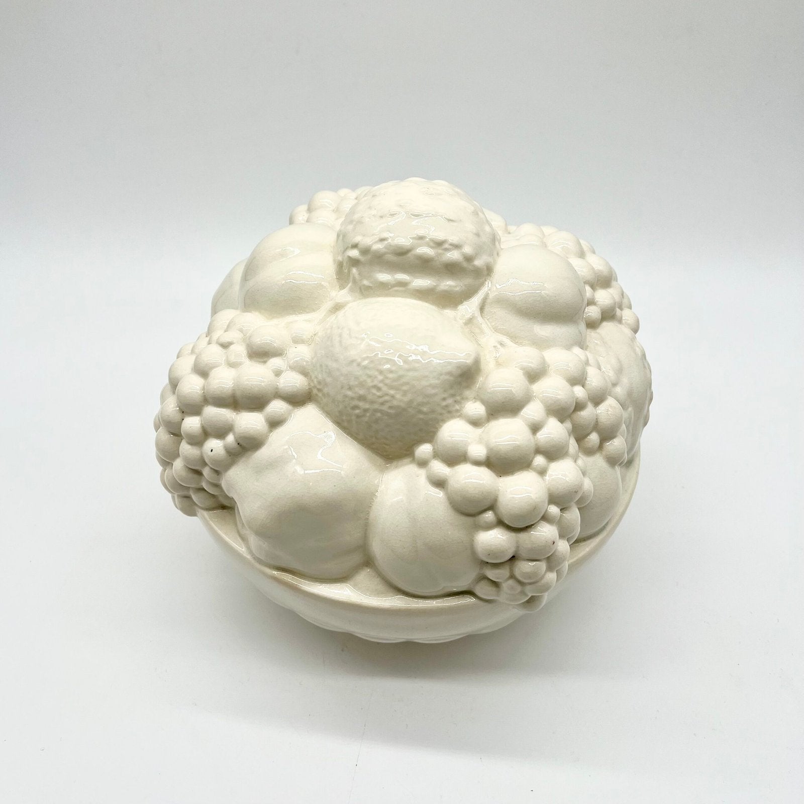 CENTRE DE TABLE “CORBEILLE DE FRUITS" - SARREGUEMINES, 1950s