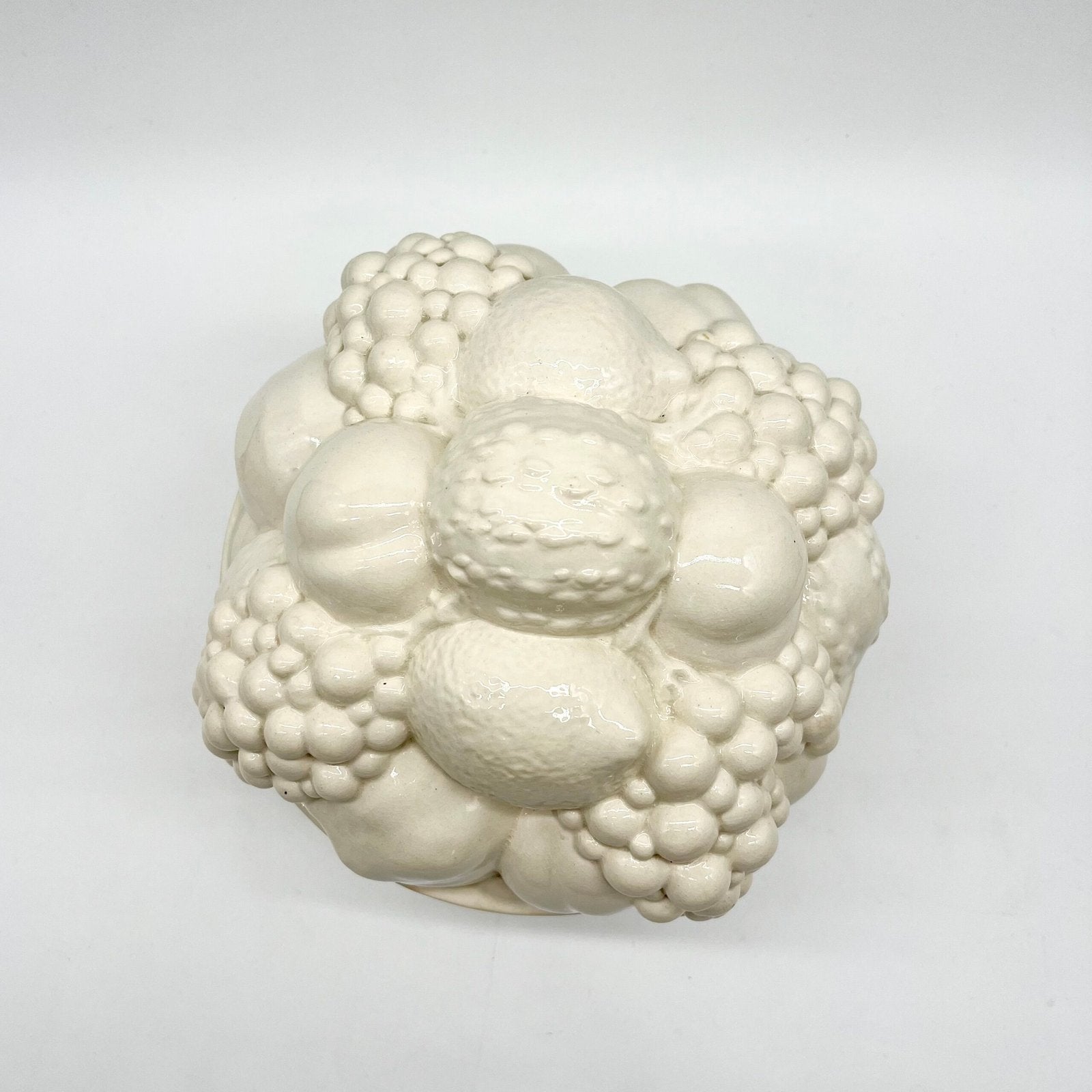 CENTRE DE TABLE “CORBEILLE DE FRUITS" - SARREGUEMINES, 1950s