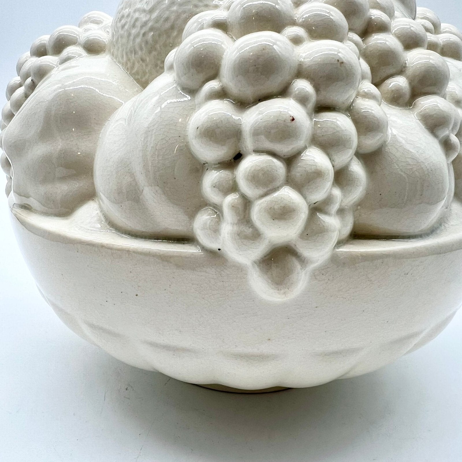 CENTRE DE TABLE “CORBEILLE DE FRUITS" - SARREGUEMINES, 1950s