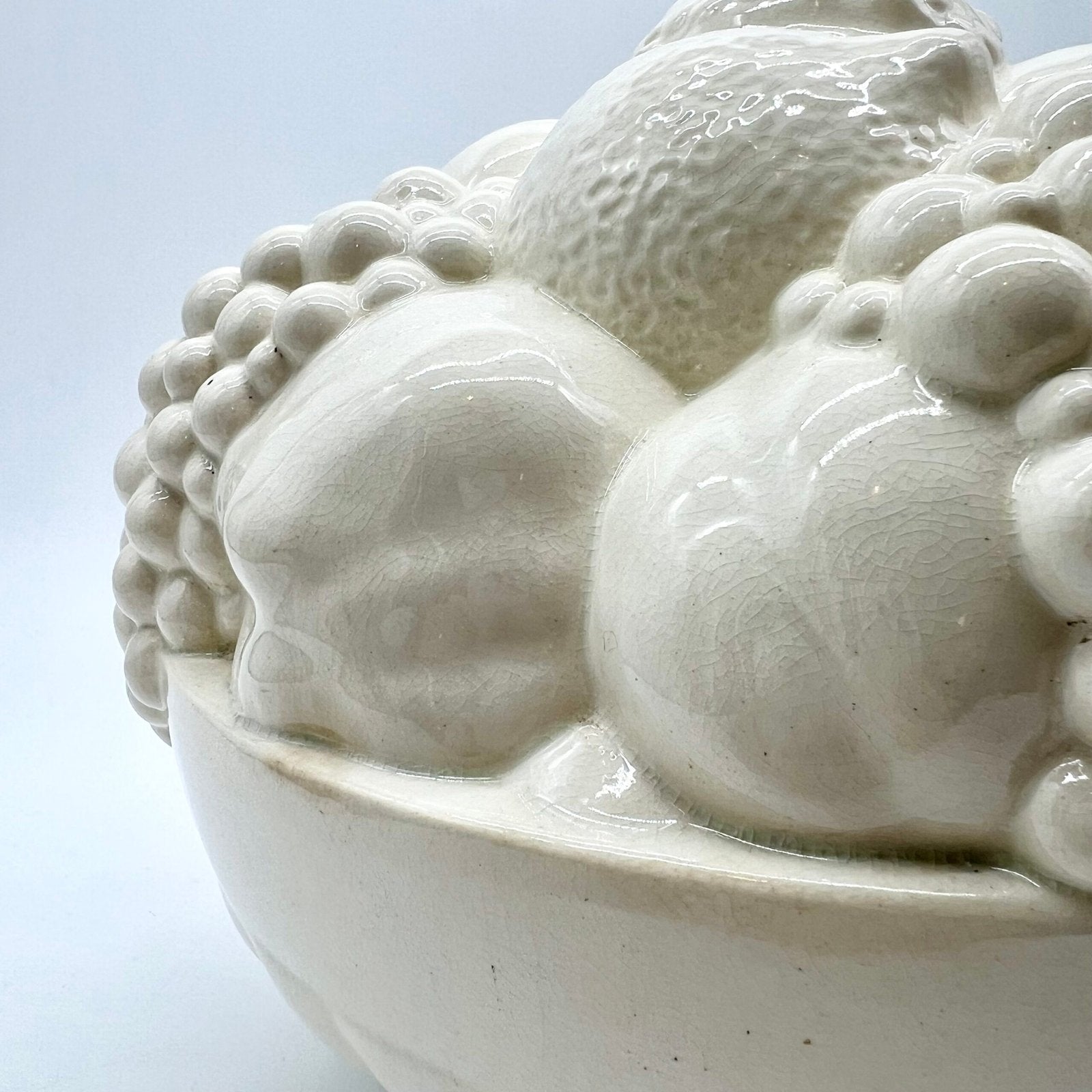 CENTRE DE TABLE “CORBEILLE DE FRUITS" - SARREGUEMINES, 1950s