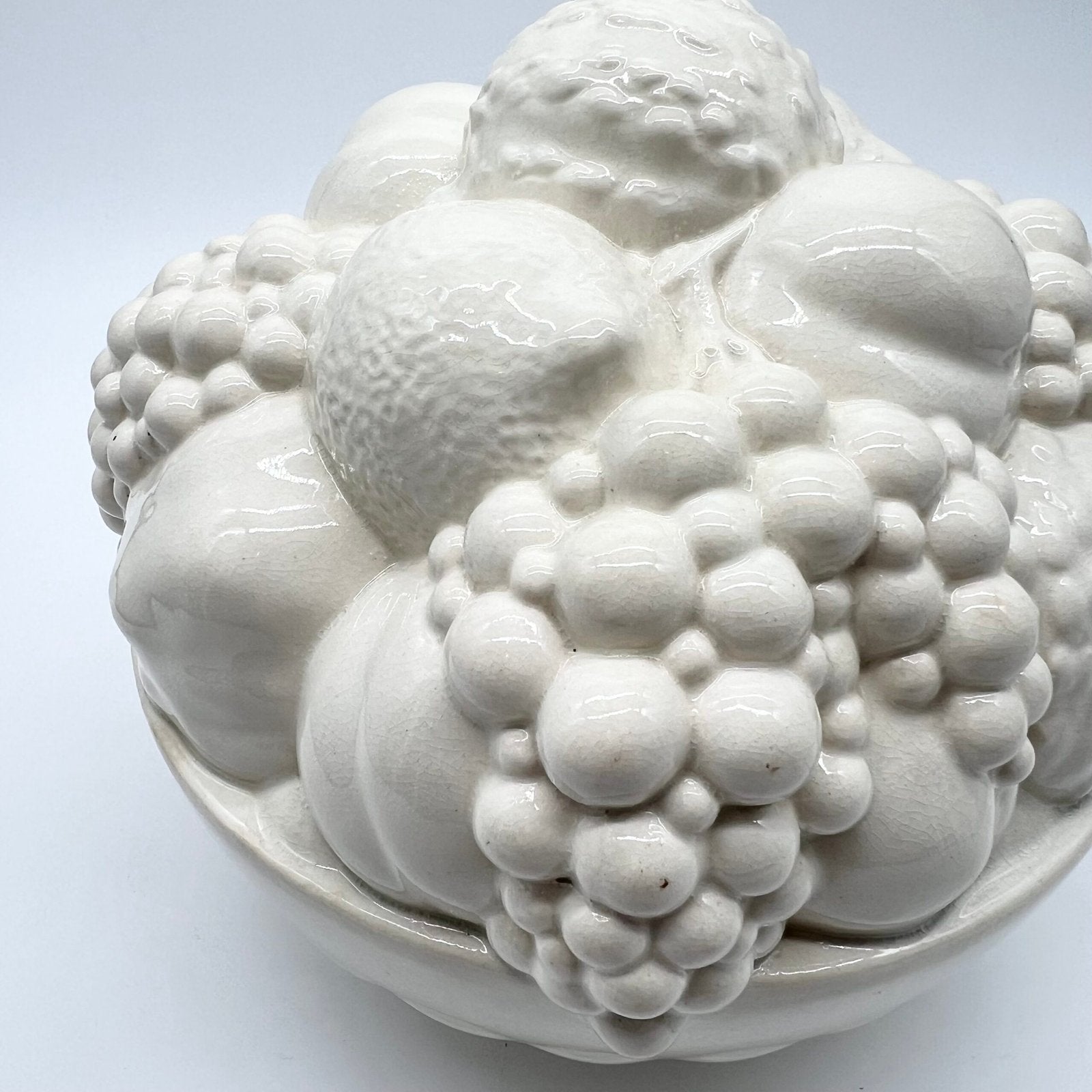 CENTRE DE TABLE “CORBEILLE DE FRUITS" - SARREGUEMINES, 1950s
