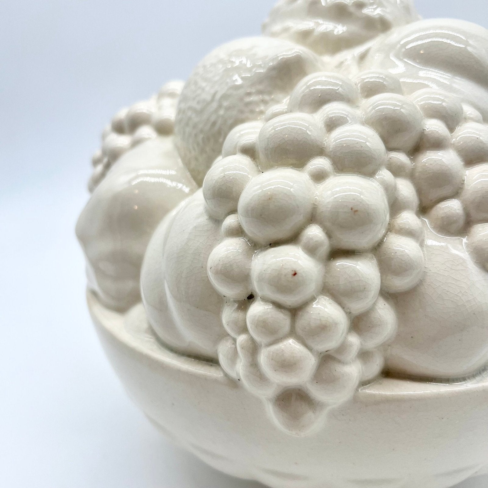 CENTRE DE TABLE “CORBEILLE DE FRUITS" - SARREGUEMINES, 1950s