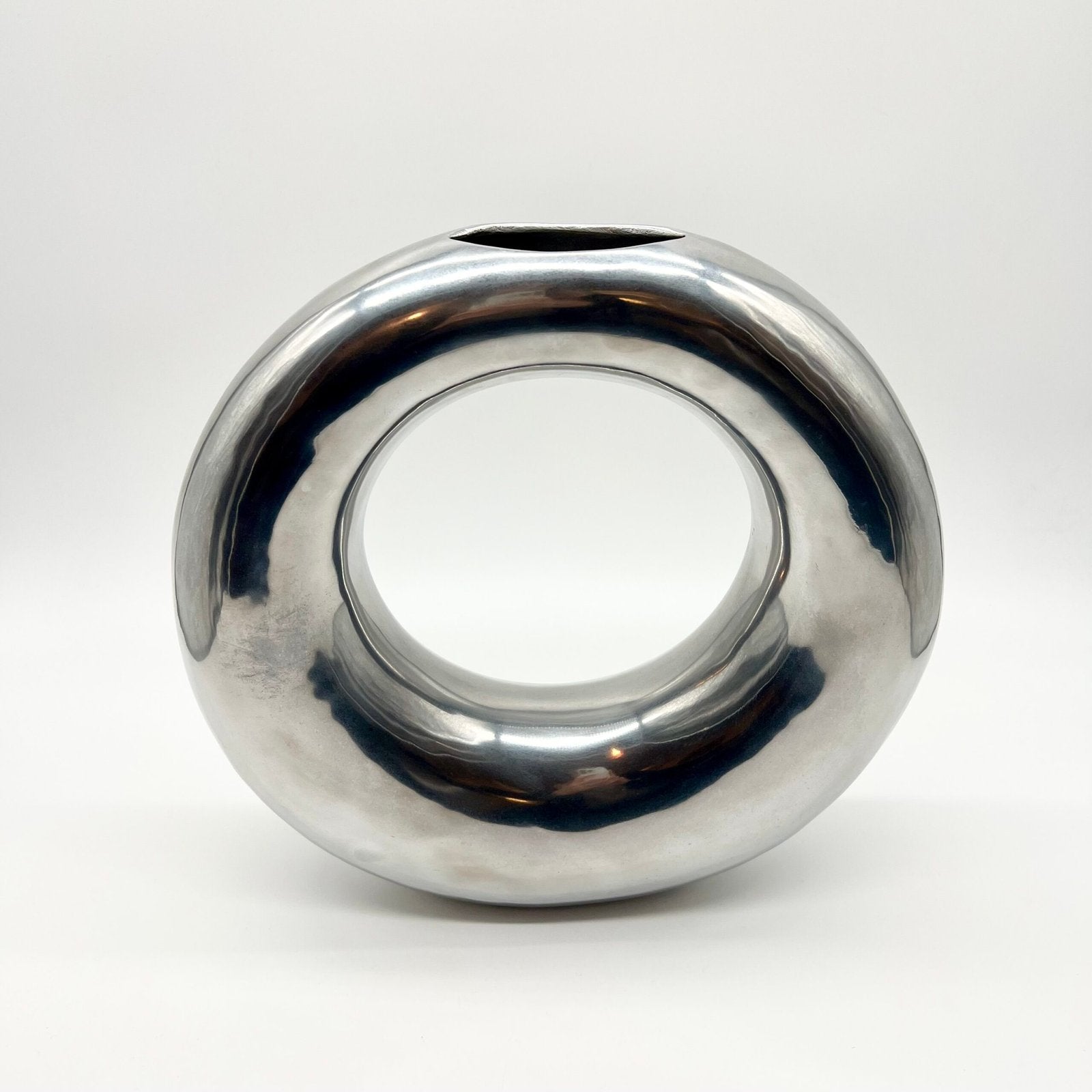 VASE « DONUT » XXL / FONTE D’ALUMINIUM POLI – 1980s