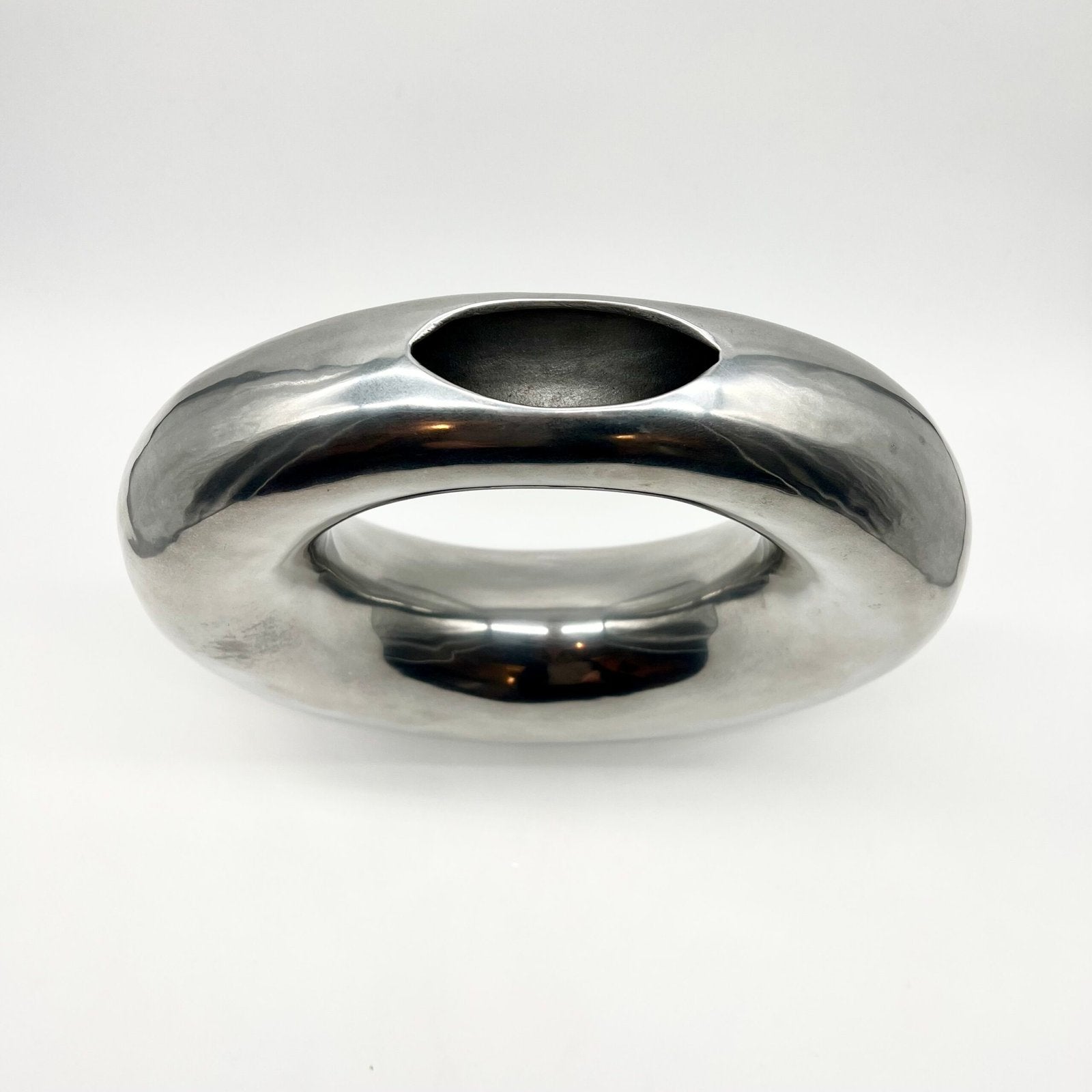VASE « DONUT » XXL / FONTE D’ALUMINIUM POLI – 1980s